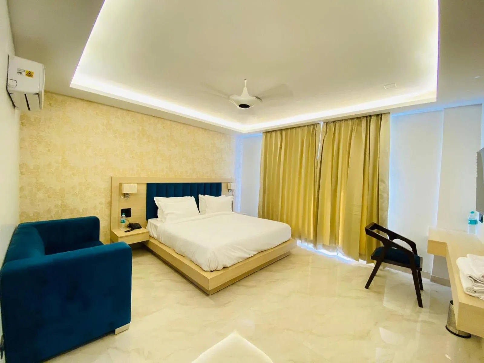 Bed in Hotel Holiday Grand