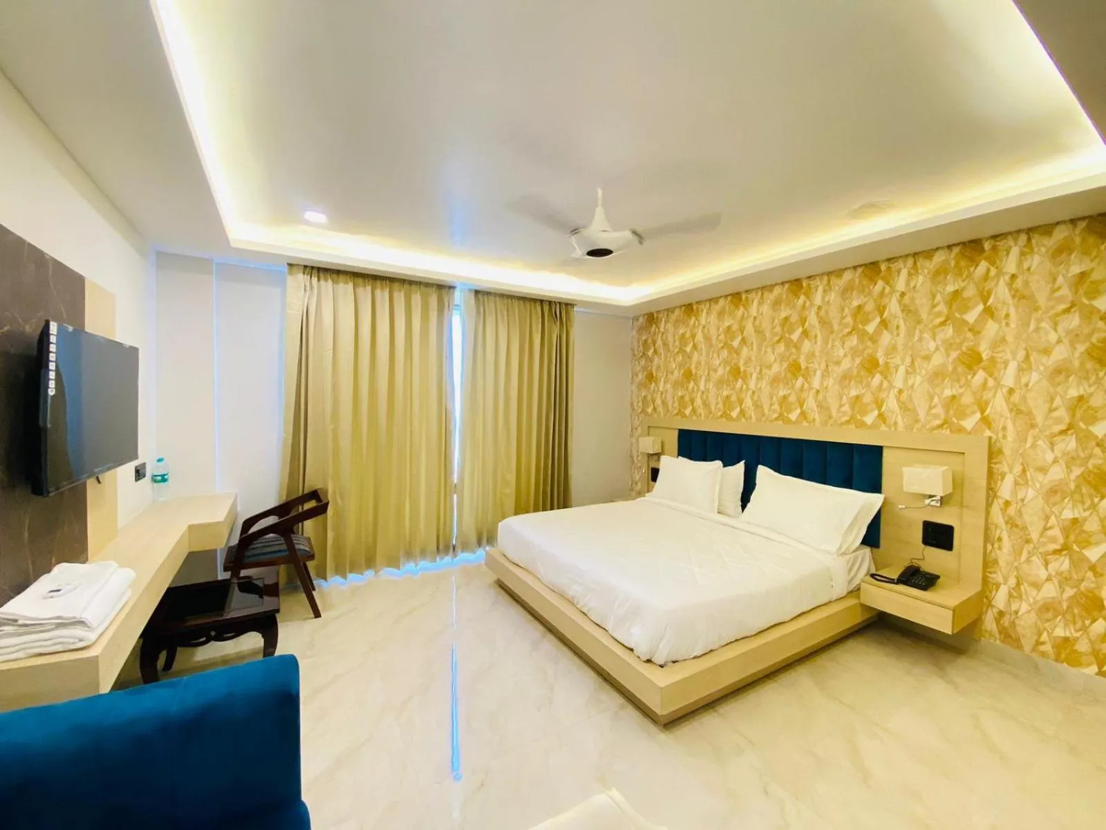 TV and multimedia, Bed in Hotel Holiday Grand