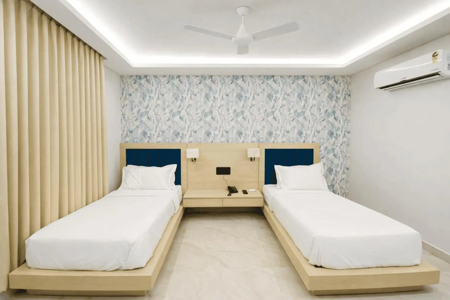Bedroom, Bed in Hotel Holiday Grand