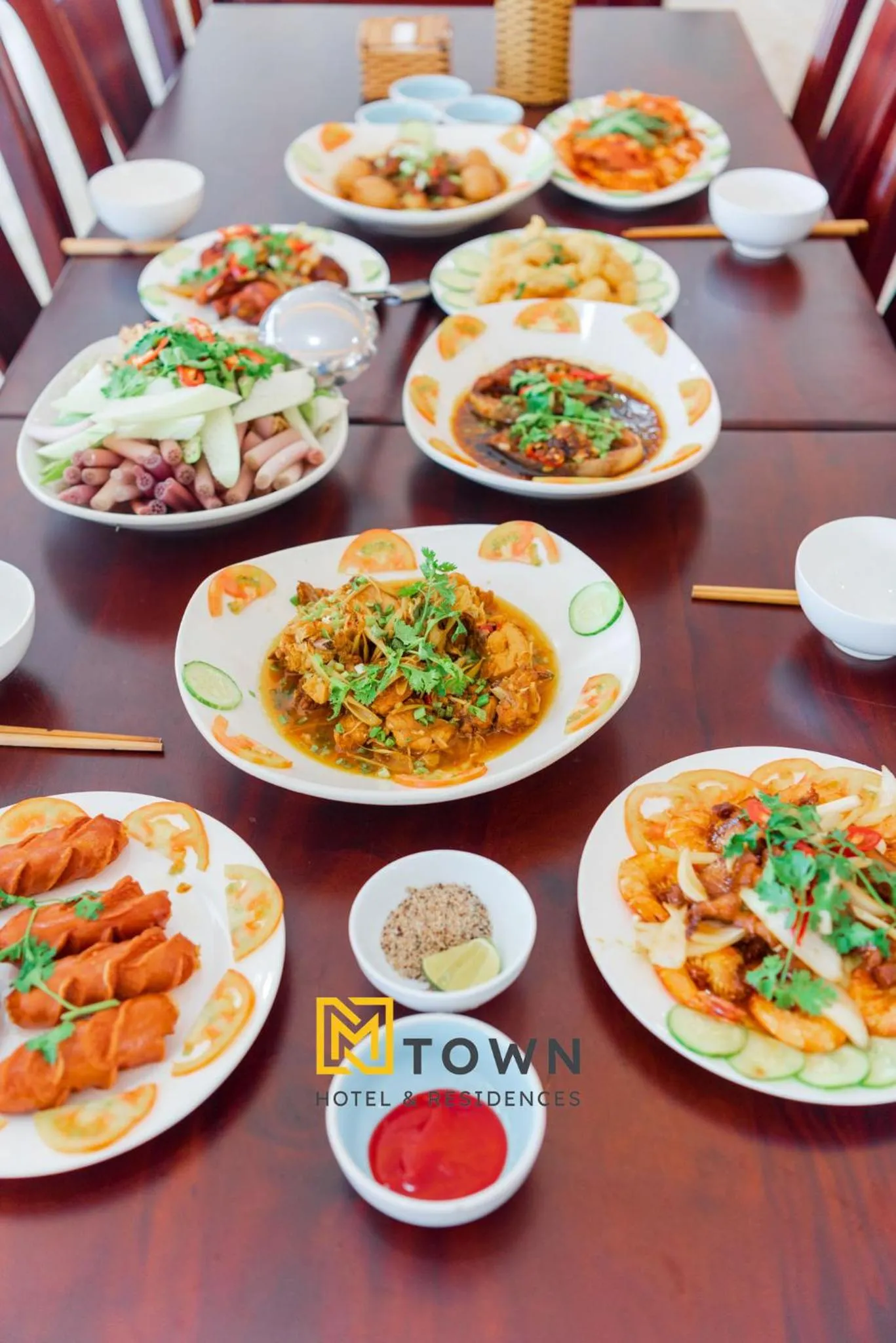 Restaurant/places to eat in Luxy Park Hotel & Apartments - MTown