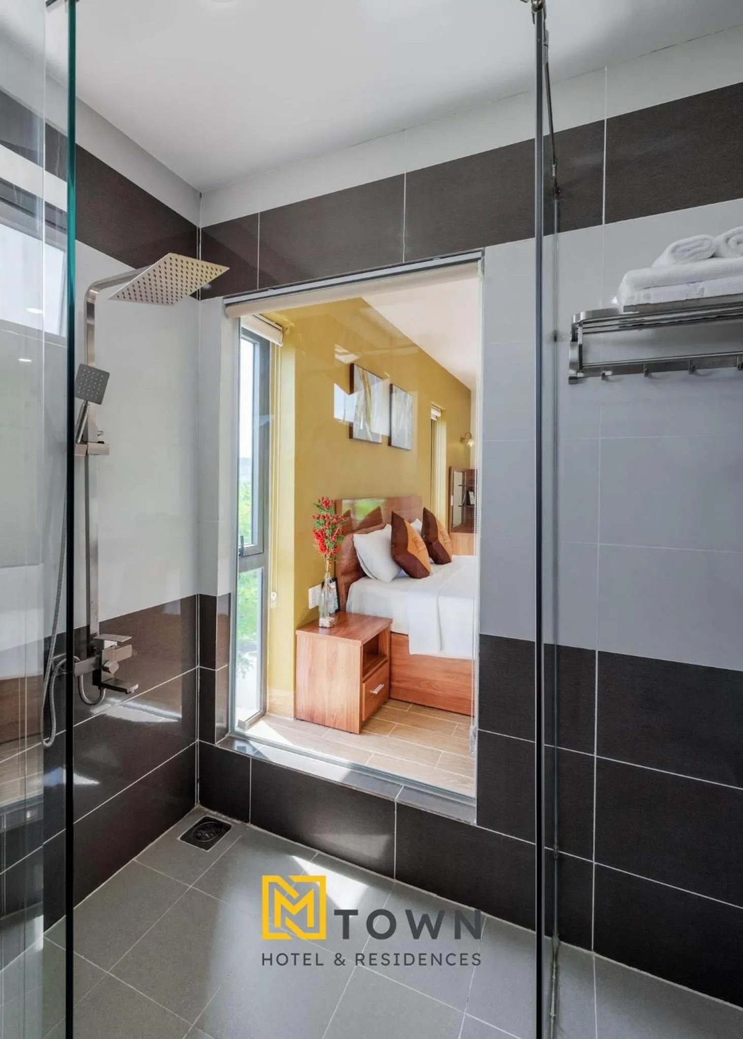 Shower, Bed in Luxy Park Hotel & Apartments - MTown