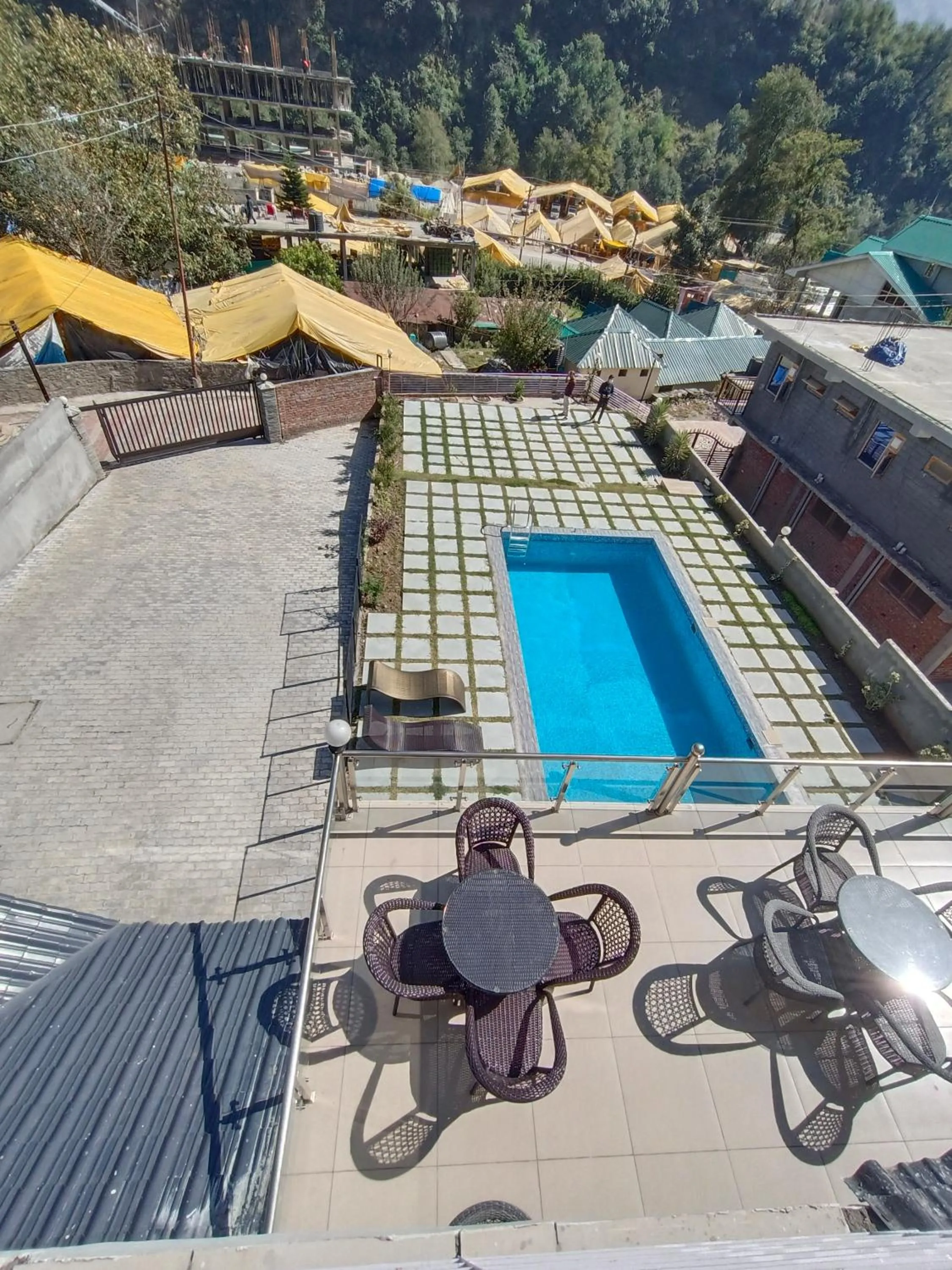 Swimming pool in Gezellig Inn - Hotel Oasis