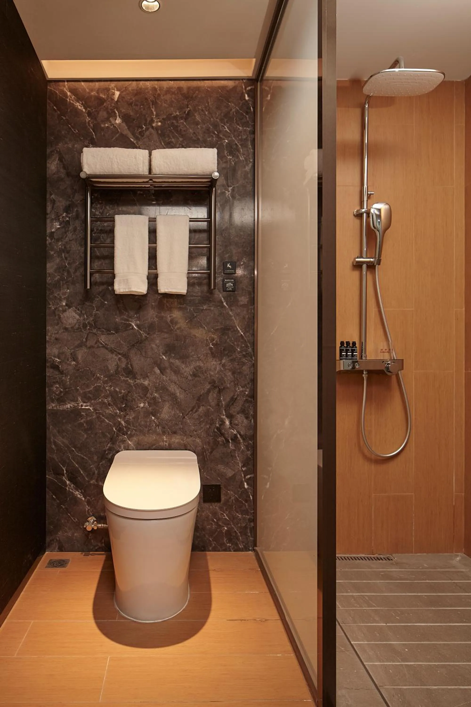 Shower in Intercity Yangzhou Slender West Lake