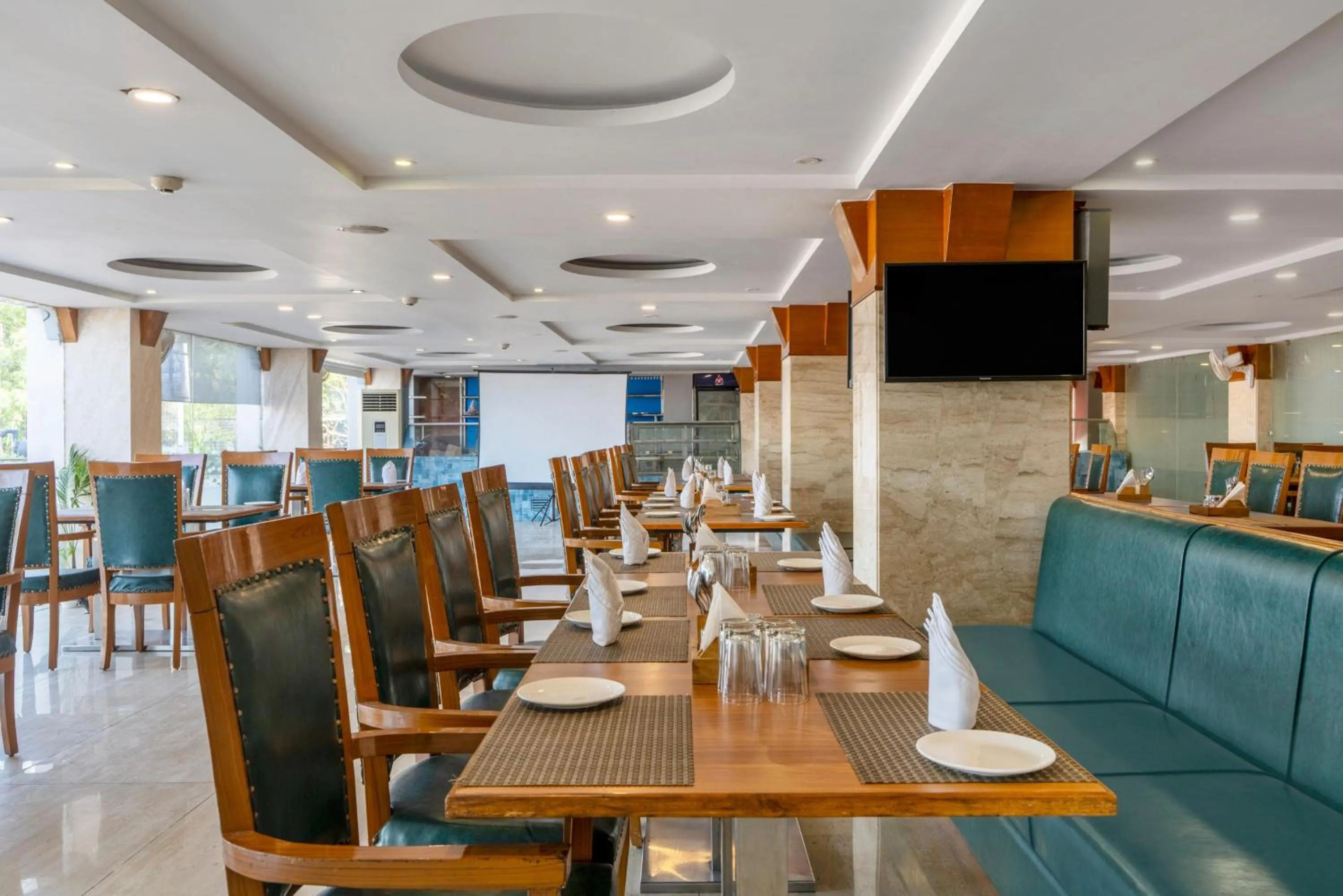 Restaurant/places to eat in Treebo Premium Vinnie - Near Airport