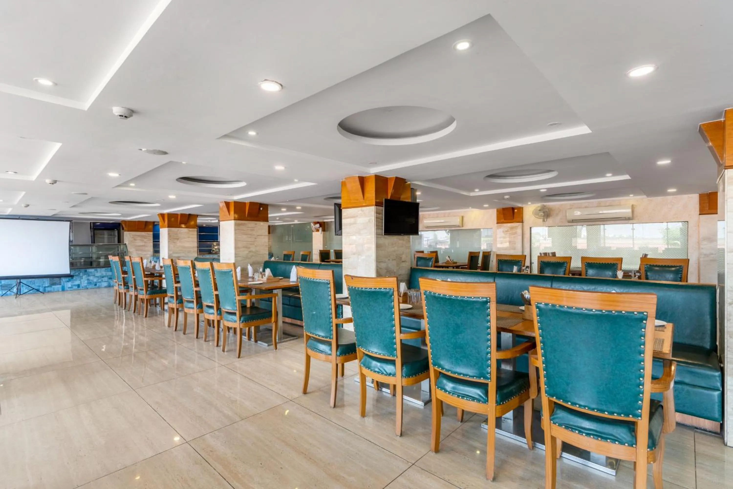 Restaurant/places to eat in Treebo Premium Vinnie - Near Airport