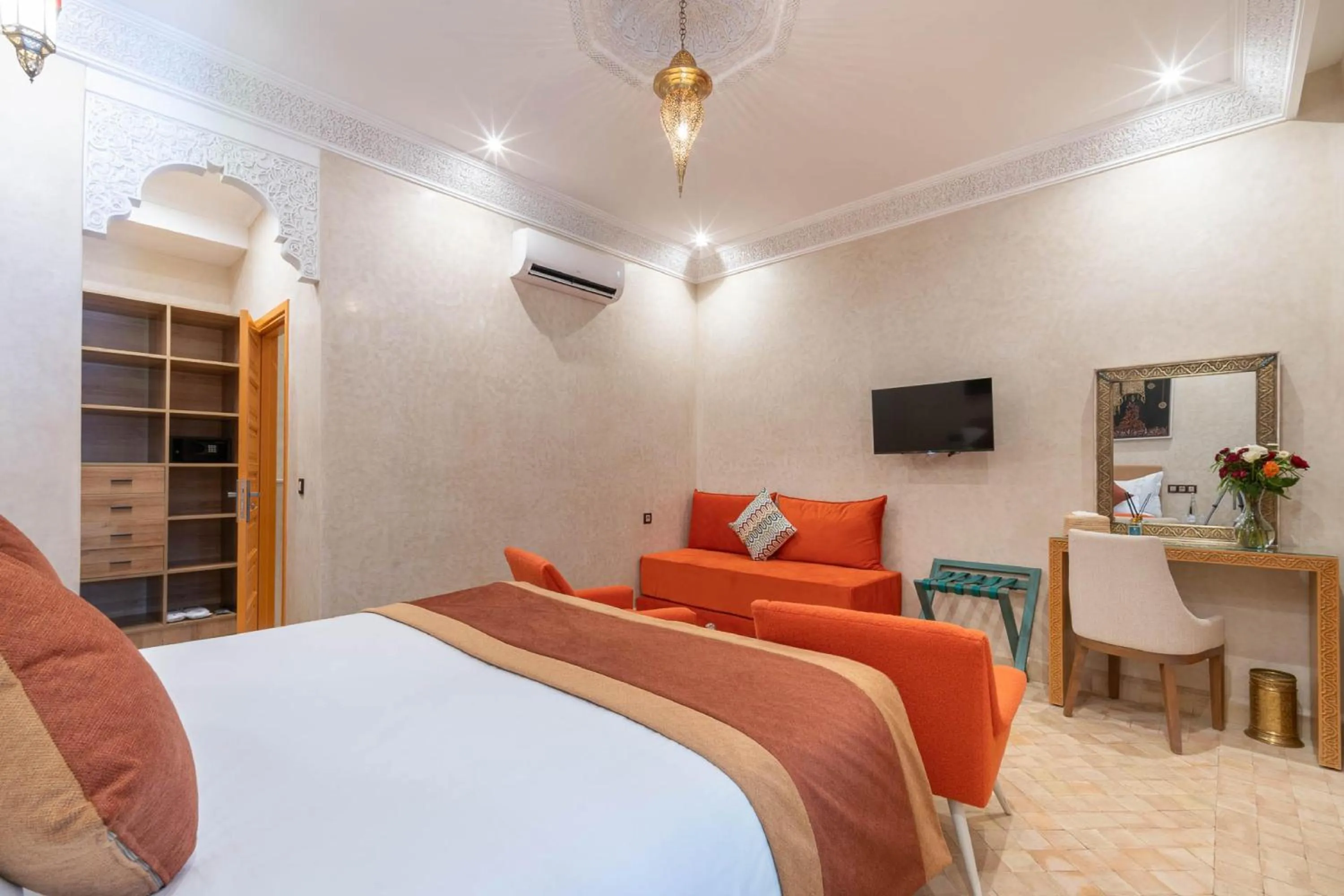 Photo of the whole room, Bed in Riad Atlas Palace & SPA