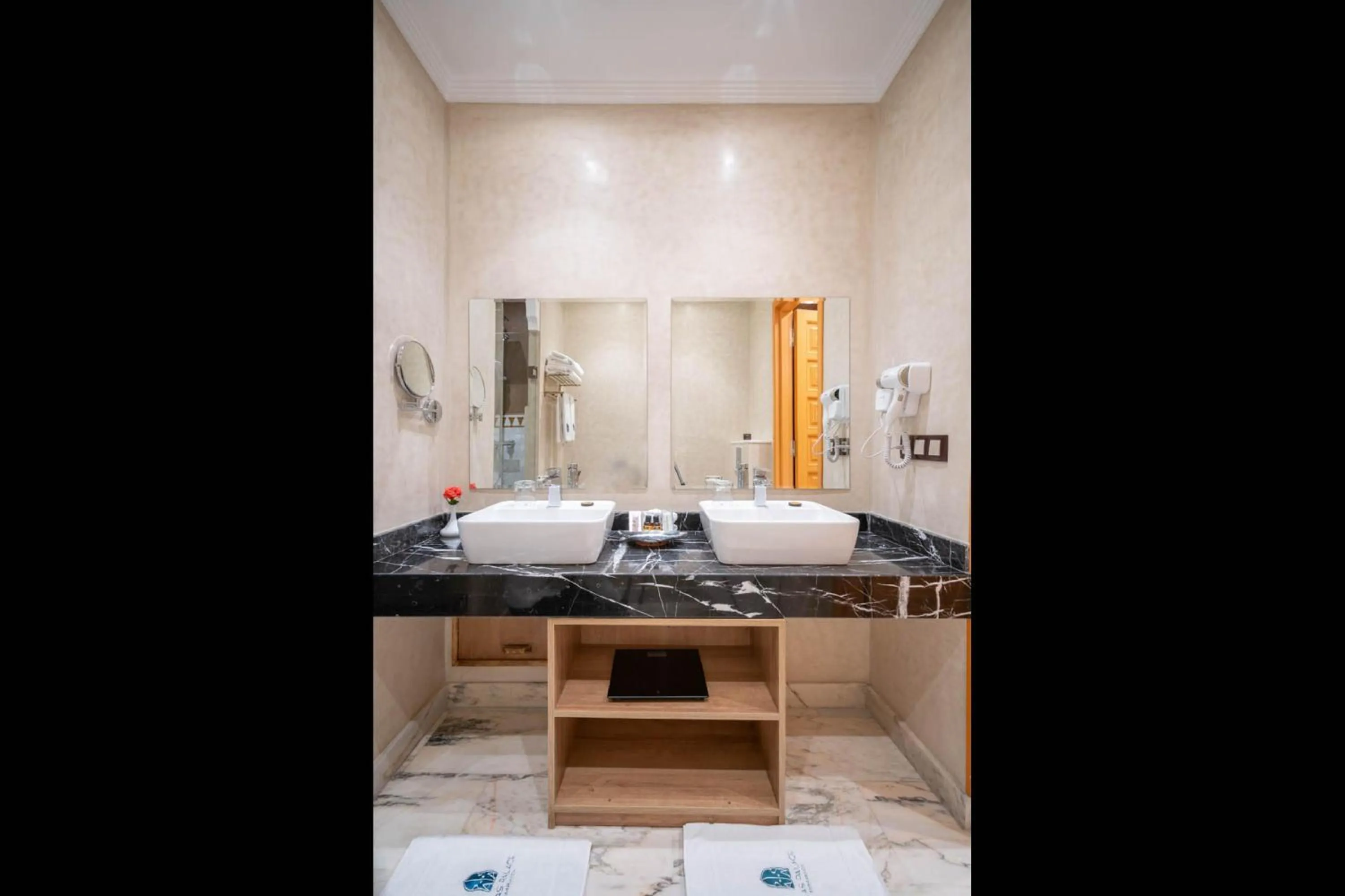 Bathroom, Bed in Riad Atlas Palace & SPA