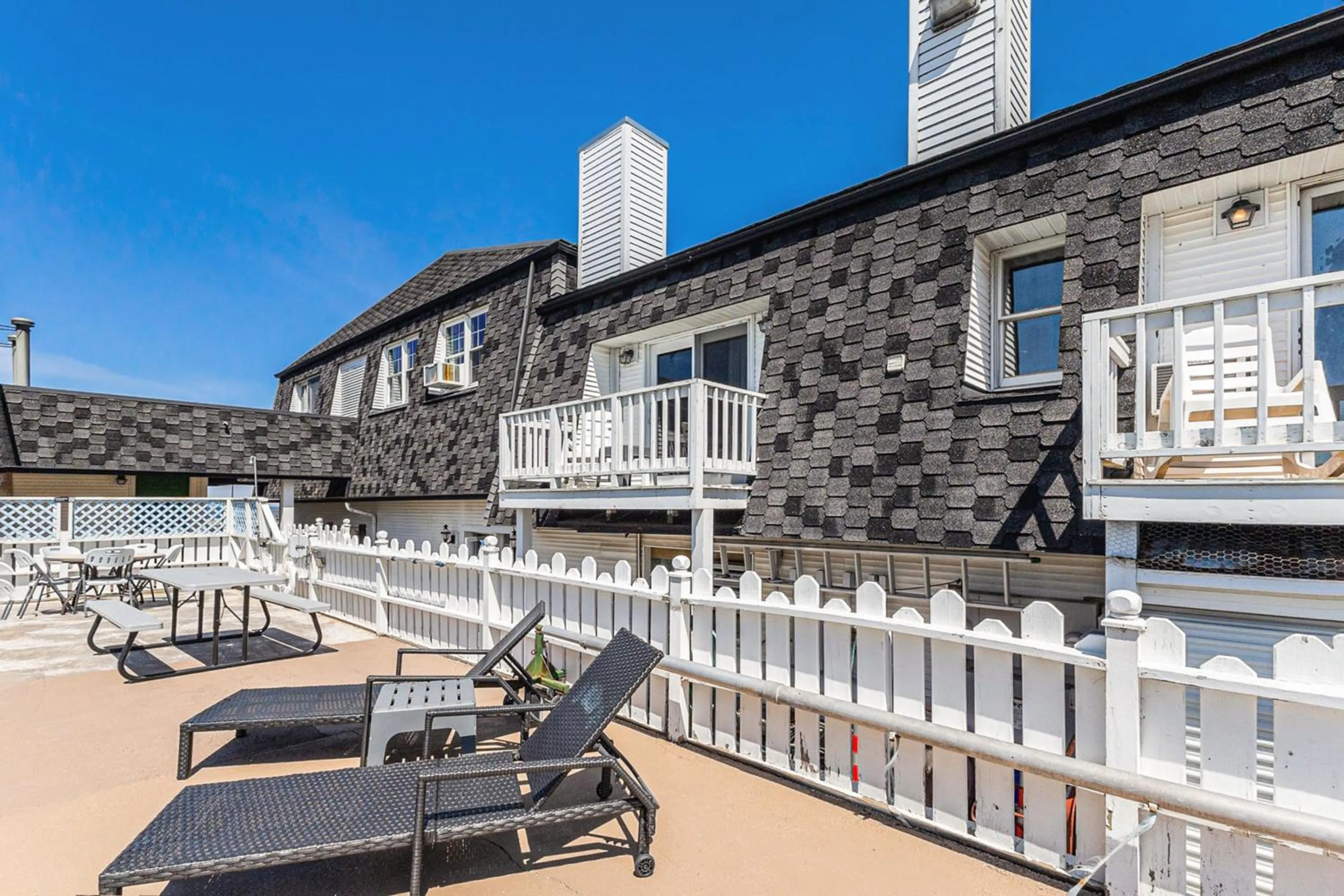 Snyders Shoreline Inn