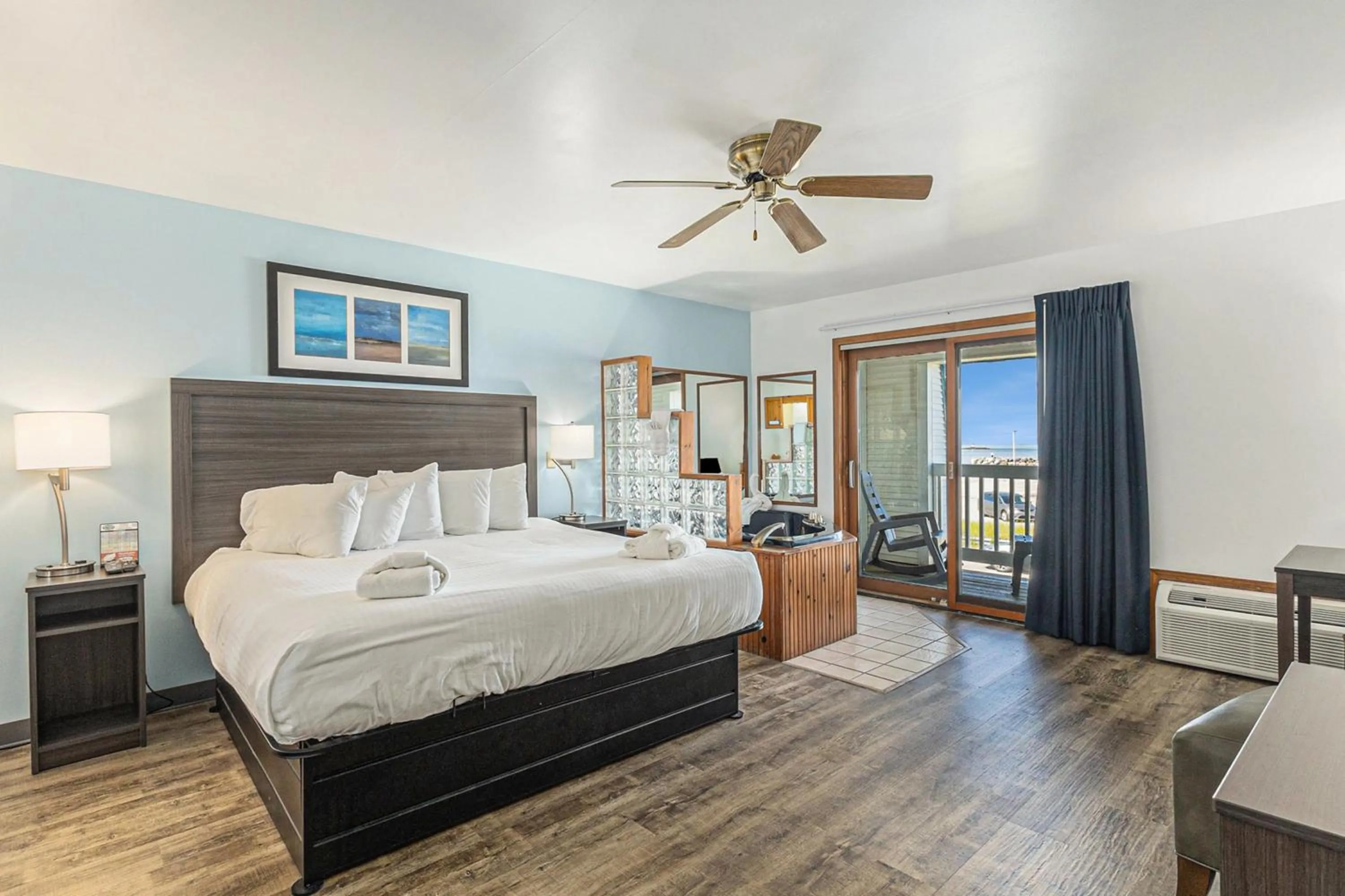 Bed in Snyders Shoreline Inn