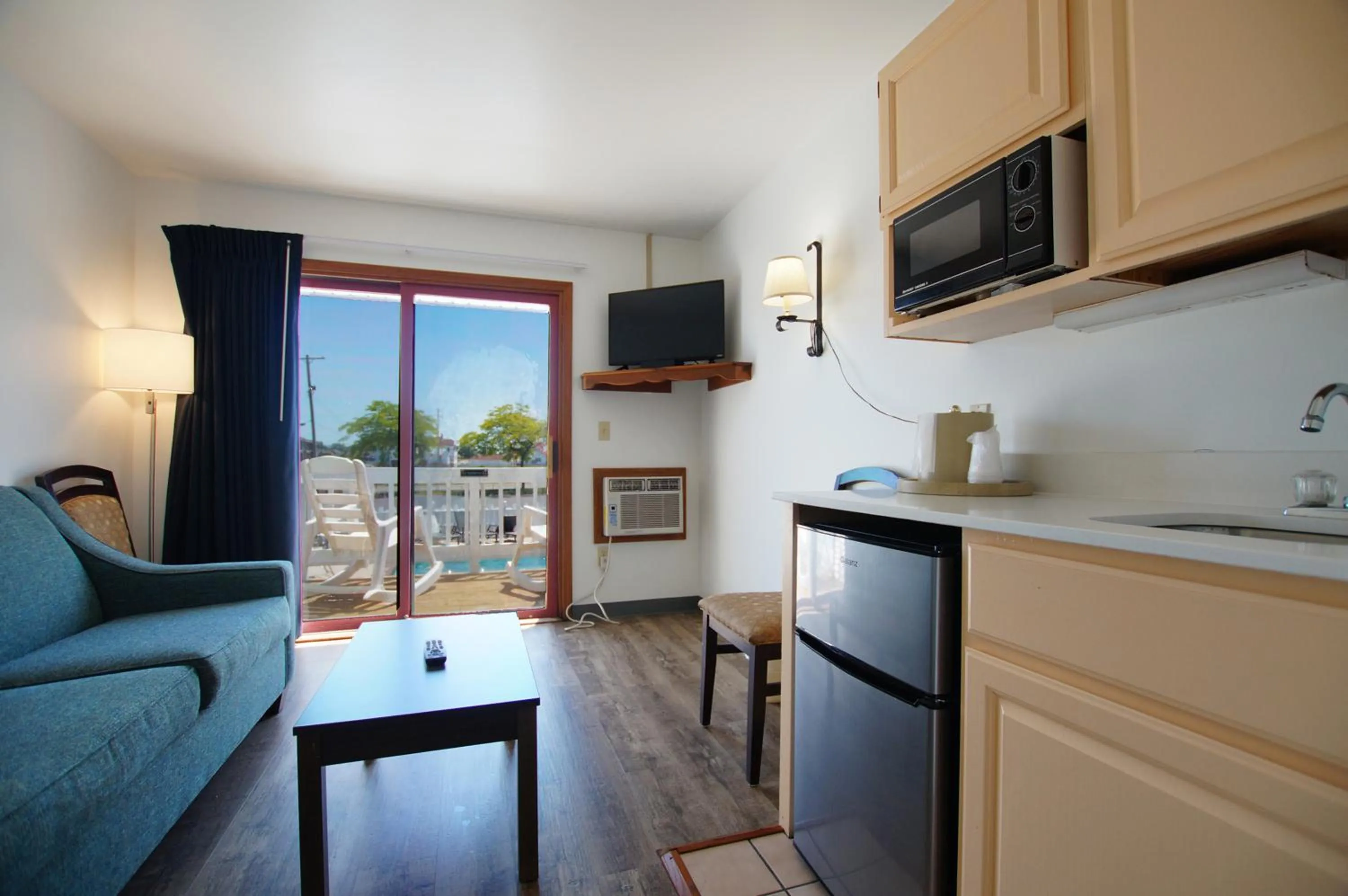 Seating area in Snyders Shoreline Inn