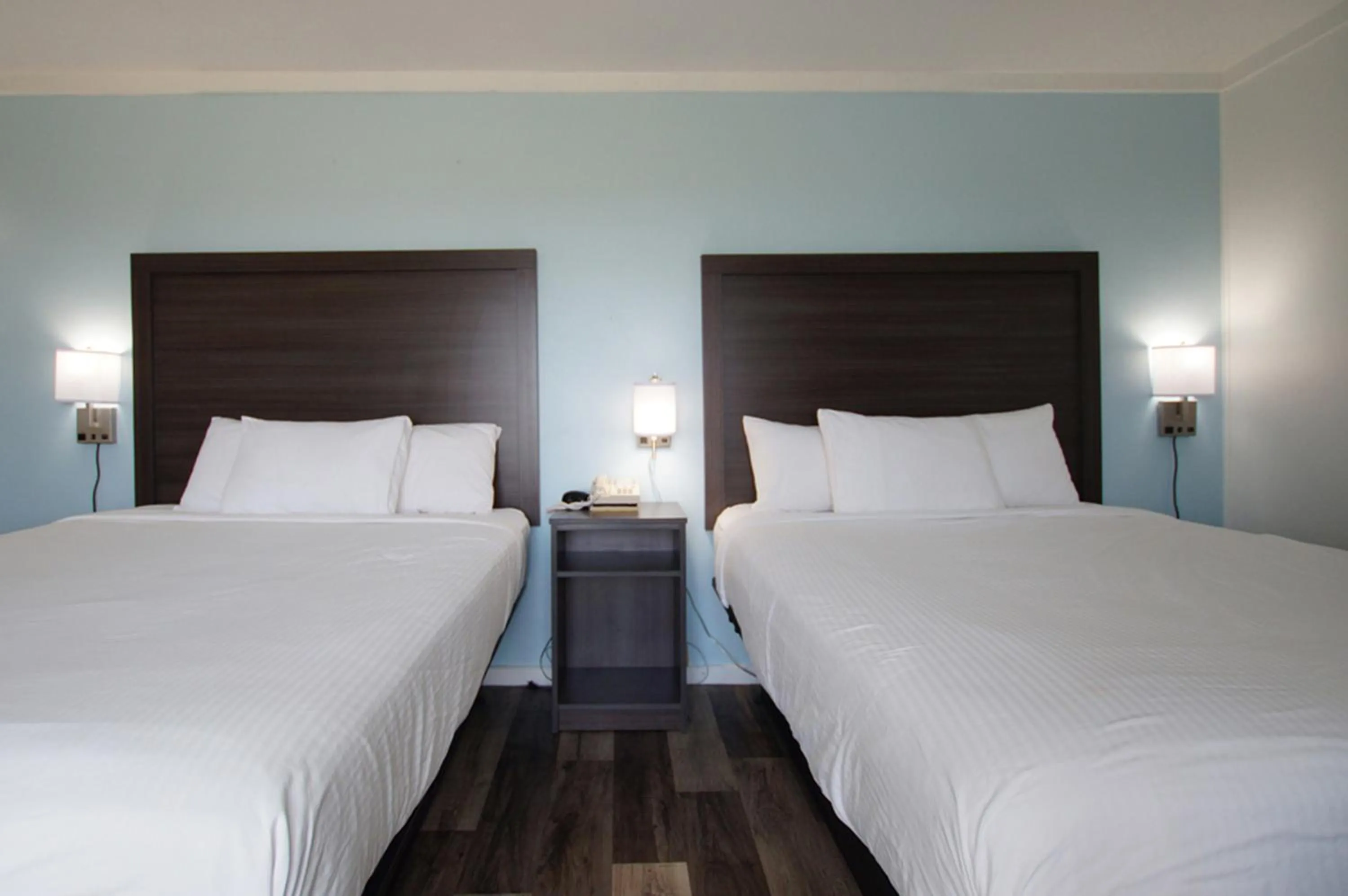 Bed in Snyders Shoreline Inn