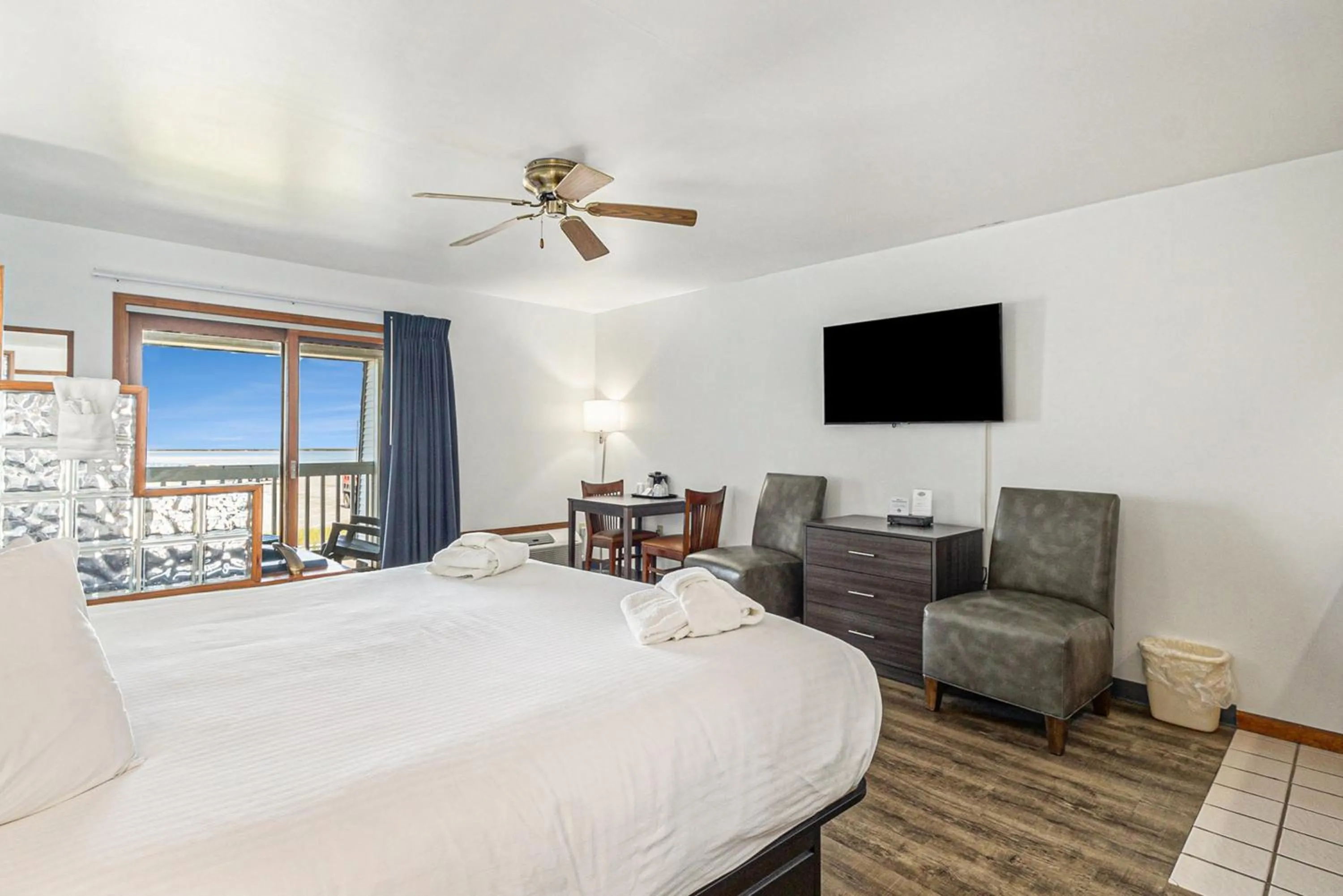 Seating area in Snyders Shoreline Inn