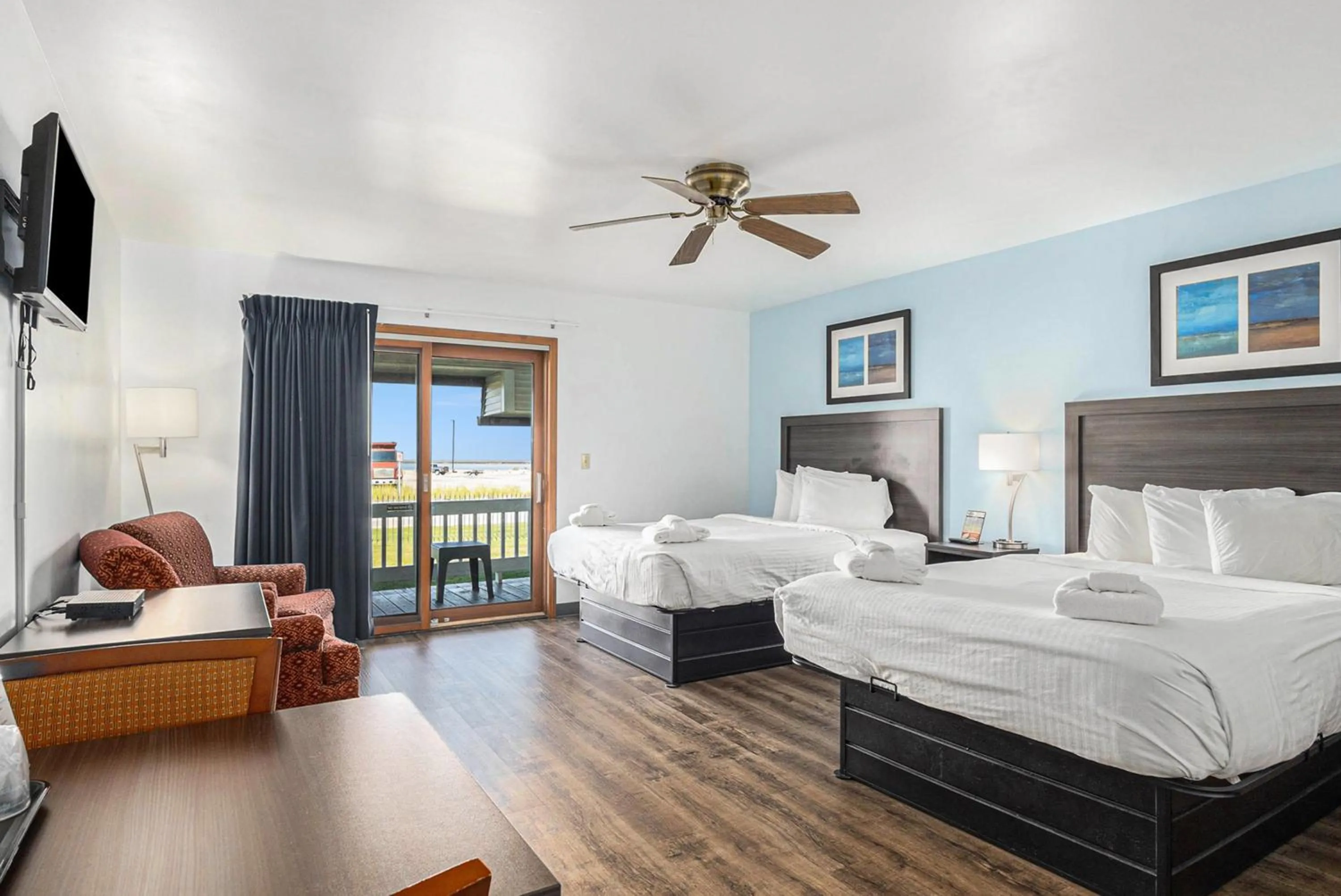 Bed in Snyders Shoreline Inn