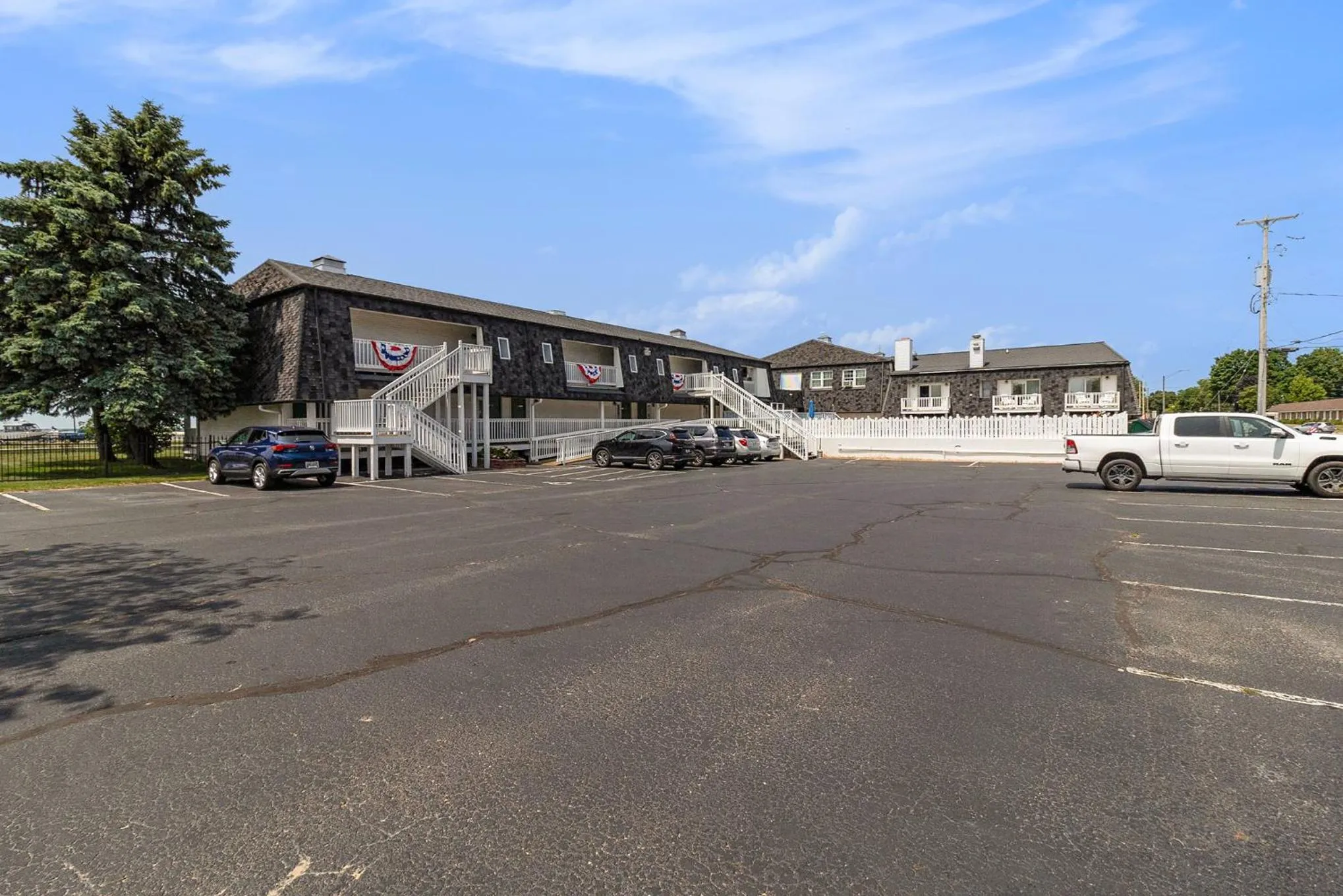 Property building in Snyders Shoreline Inn