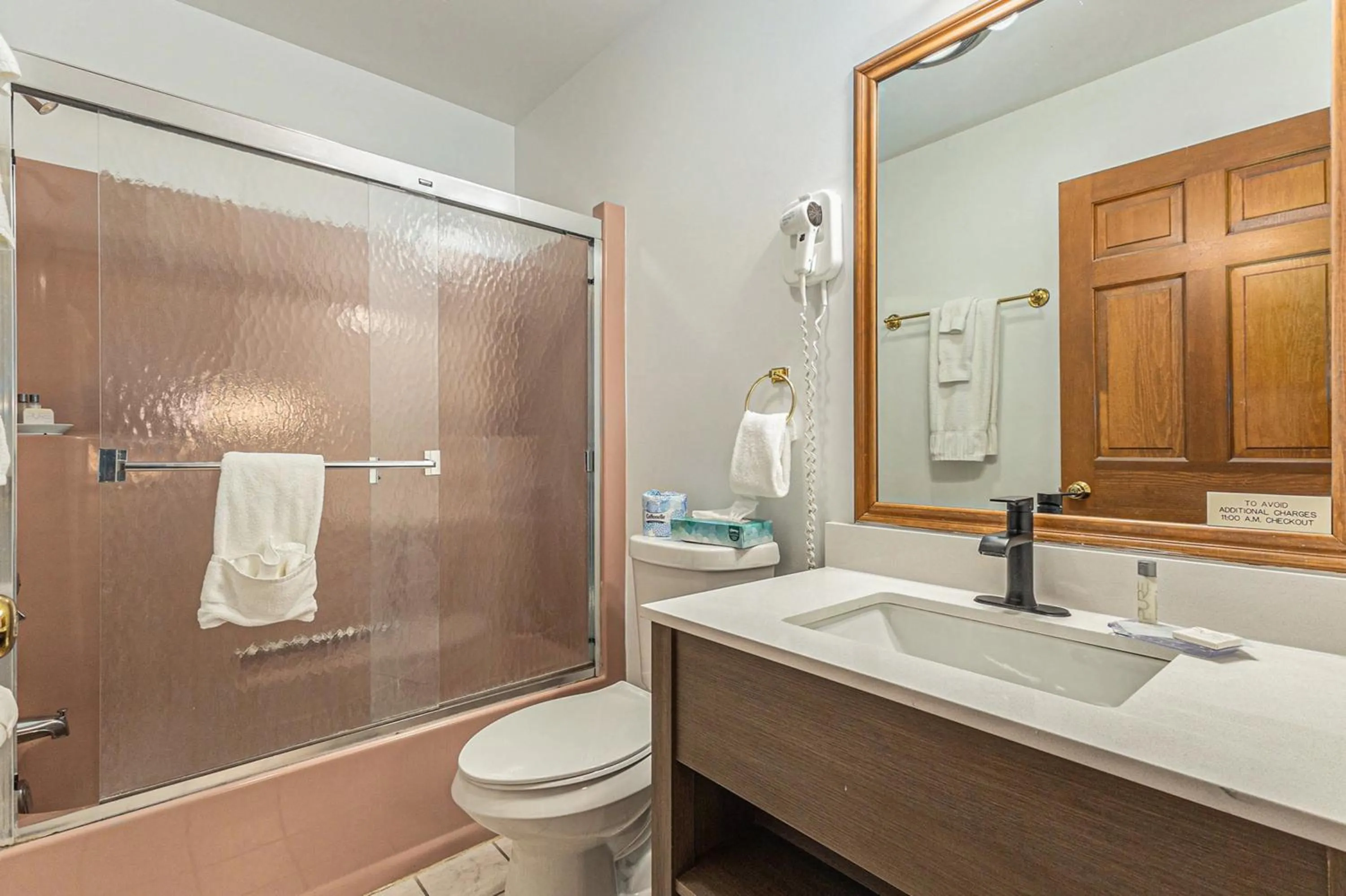 Bathroom in Snyders Shoreline Inn