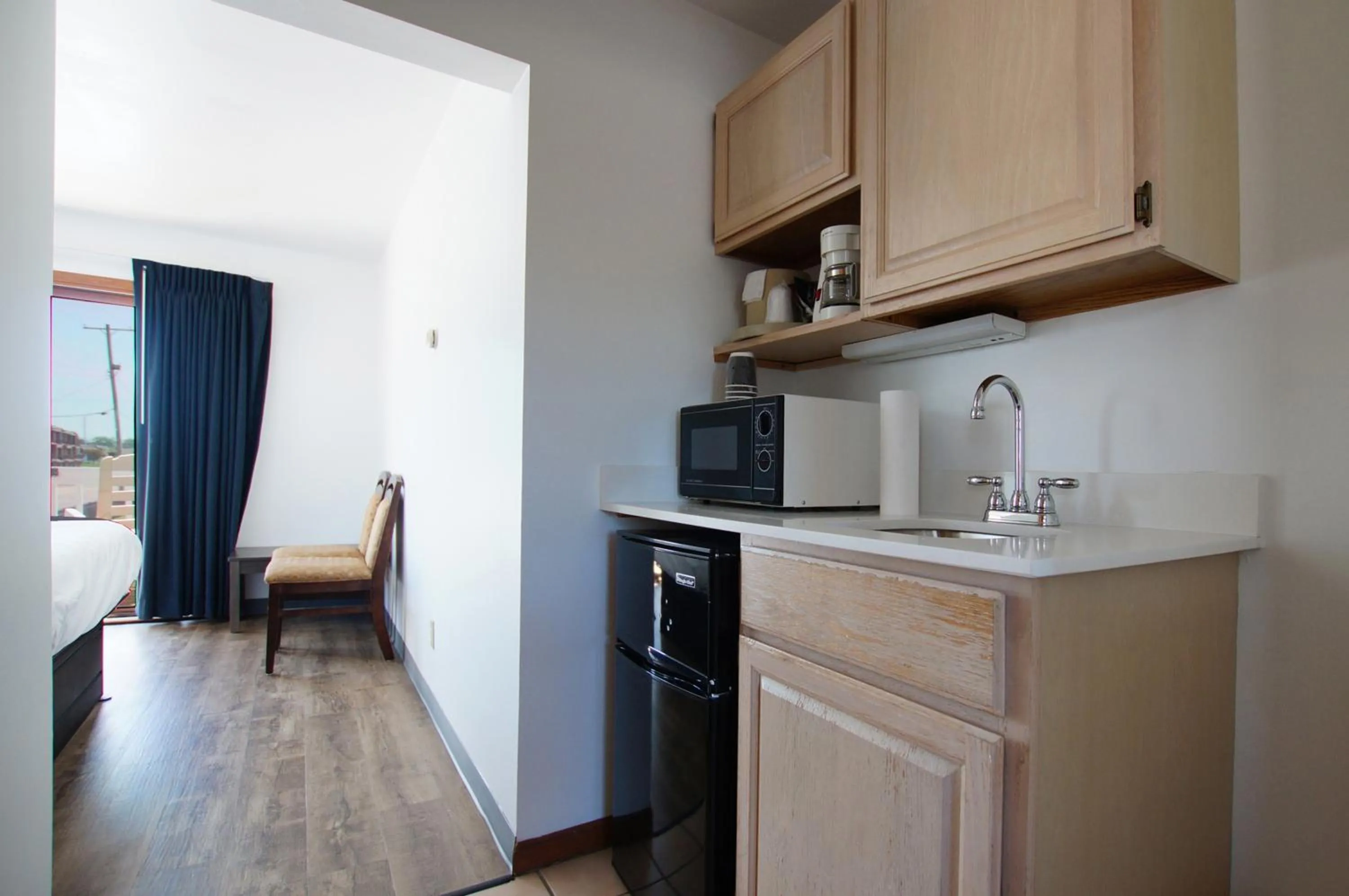 microwave in Snyders Shoreline Inn