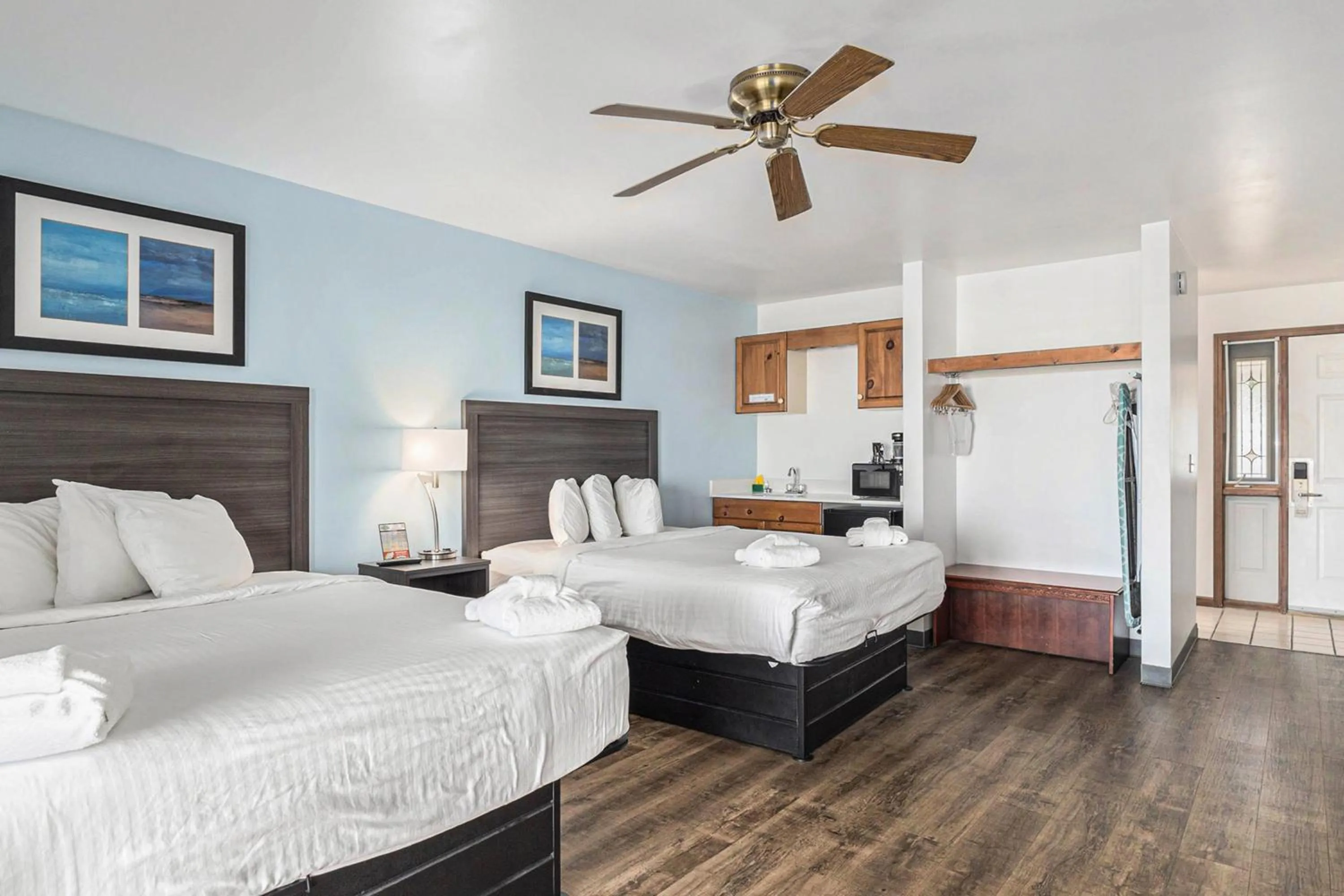 Bed in Snyders Shoreline Inn