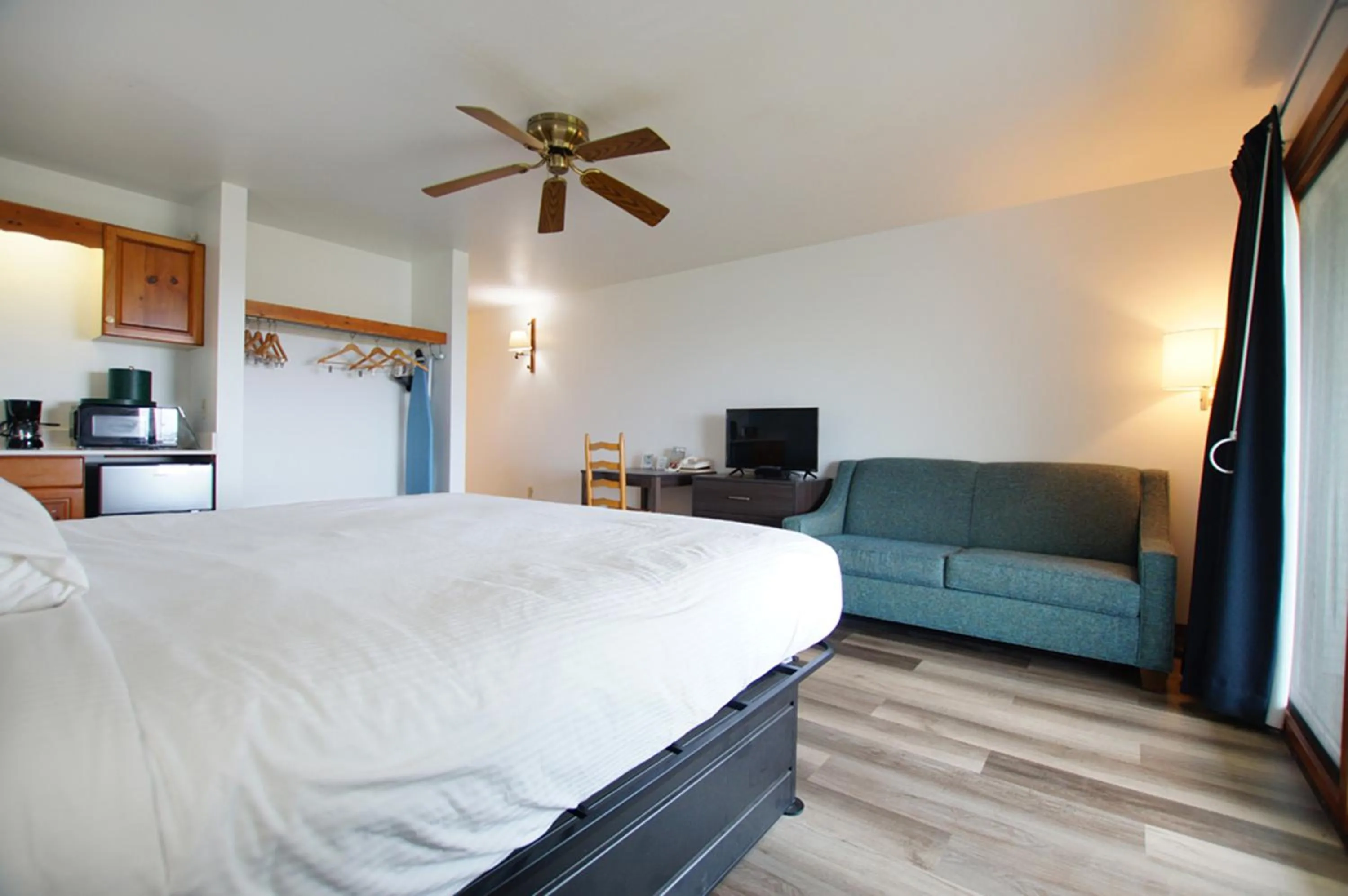 Bed in Snyders Shoreline Inn