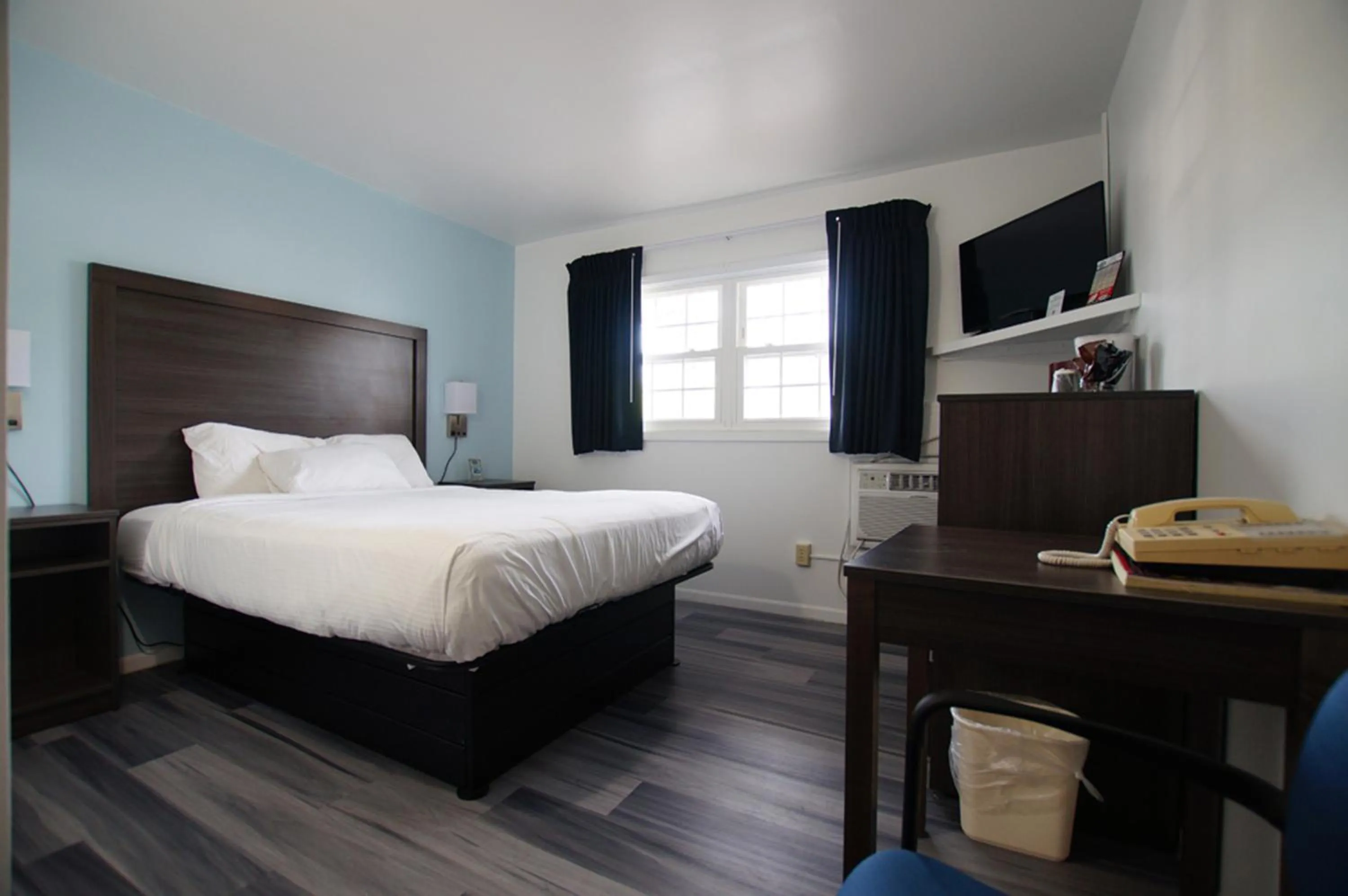 Bed in Snyders Shoreline Inn