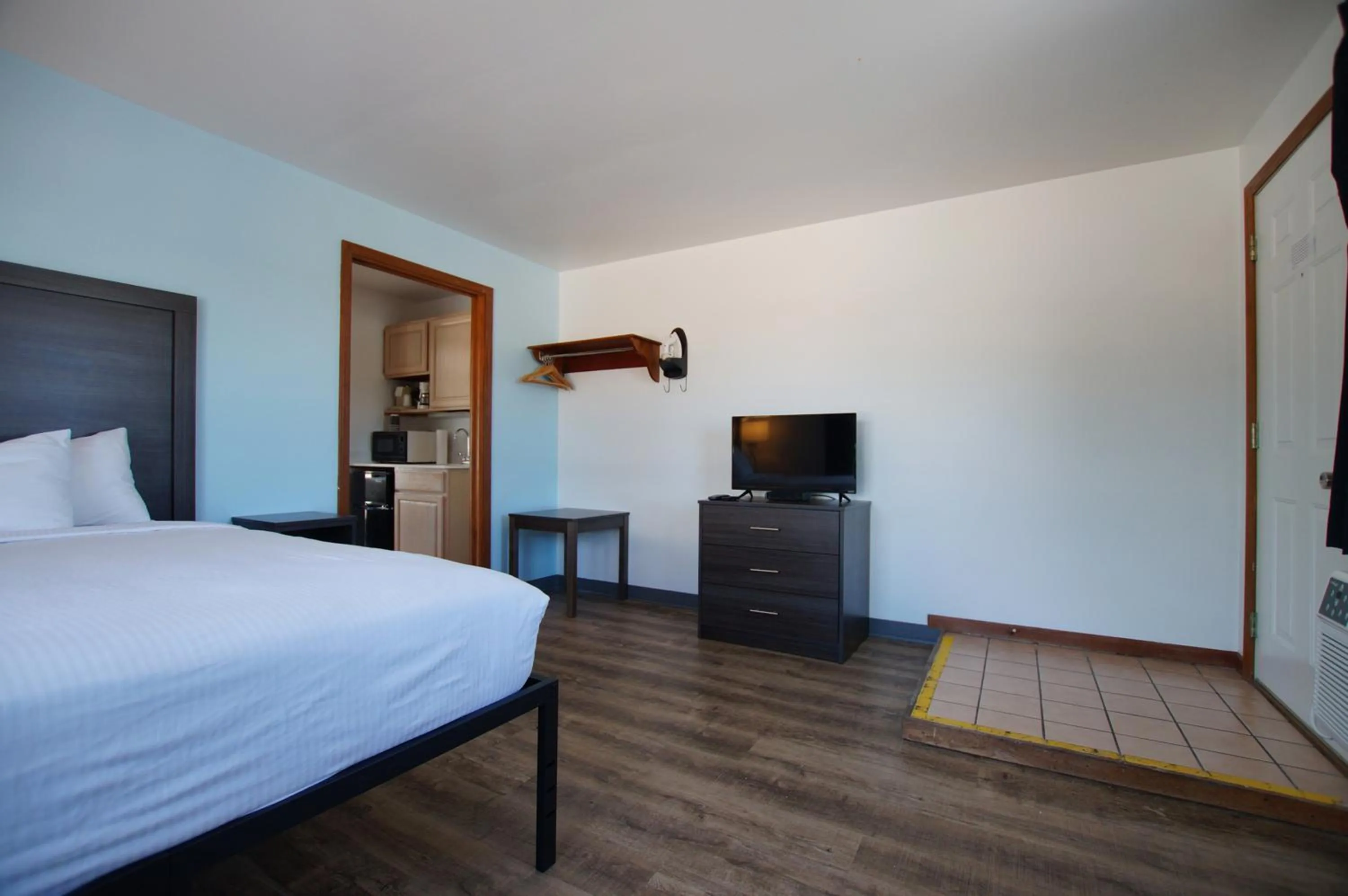 Bed in Snyders Shoreline Inn