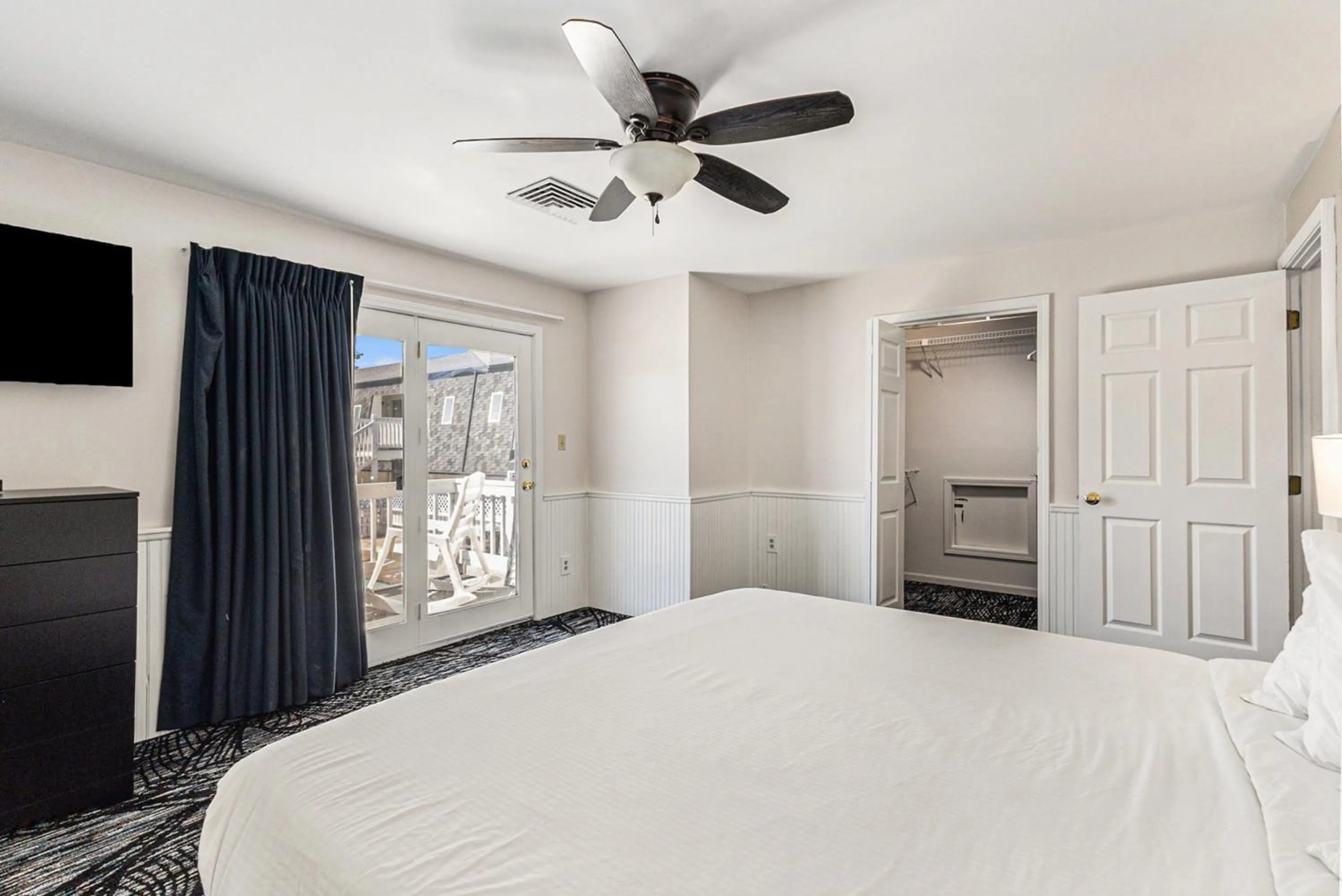 Snyders Shoreline Inn