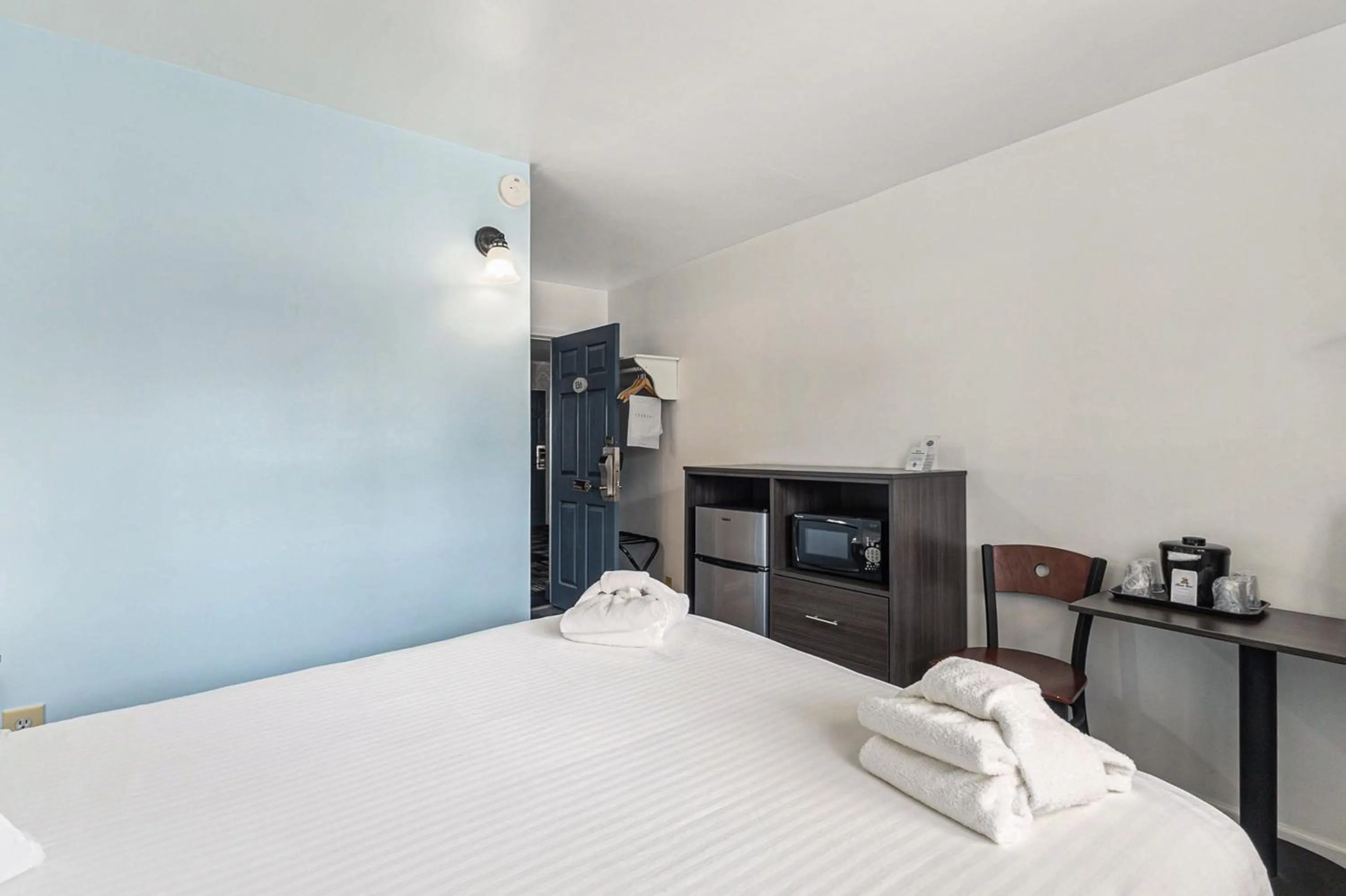 Bed in Snyders Shoreline Inn