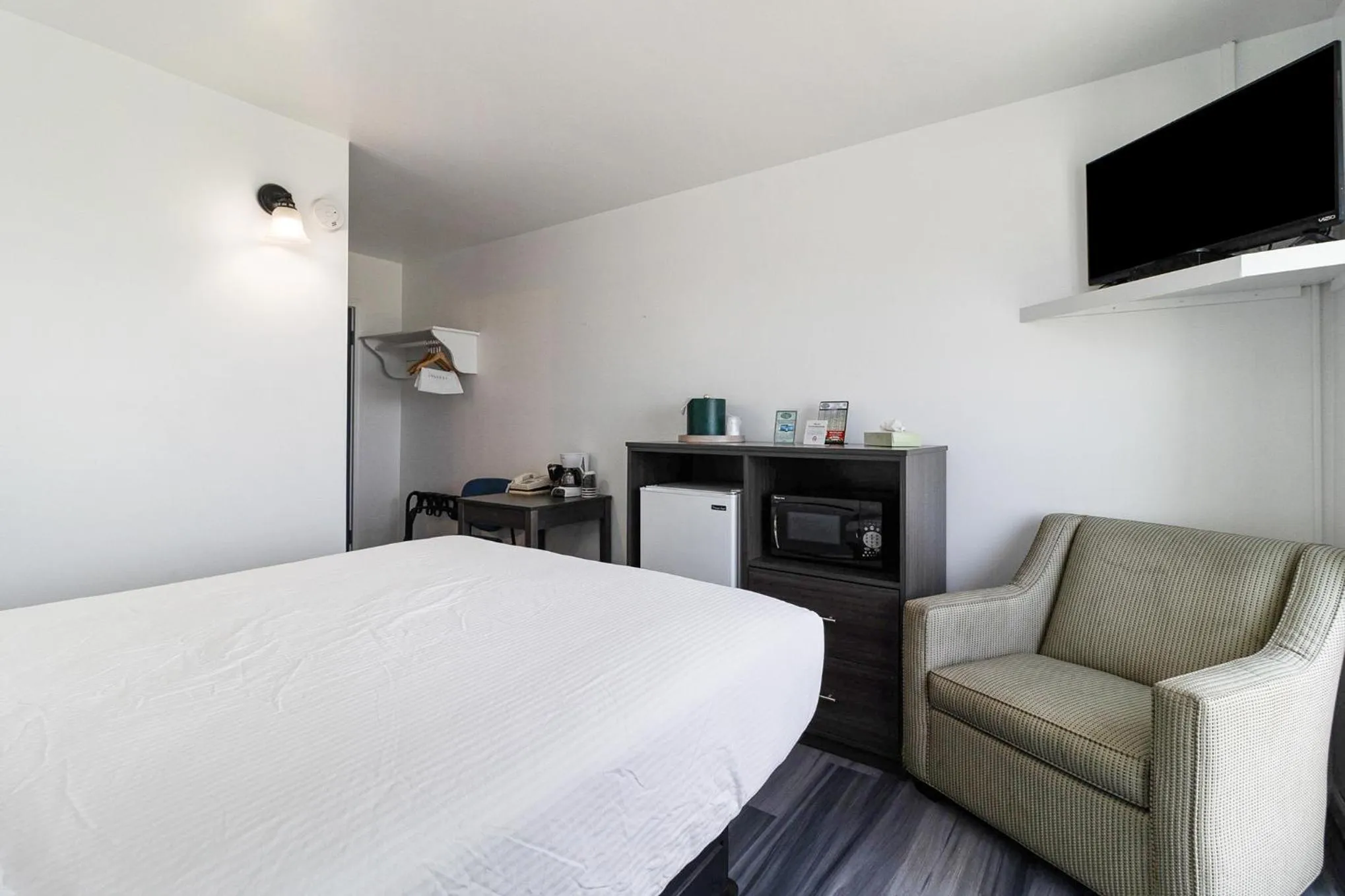 Bed in Snyders Shoreline Inn