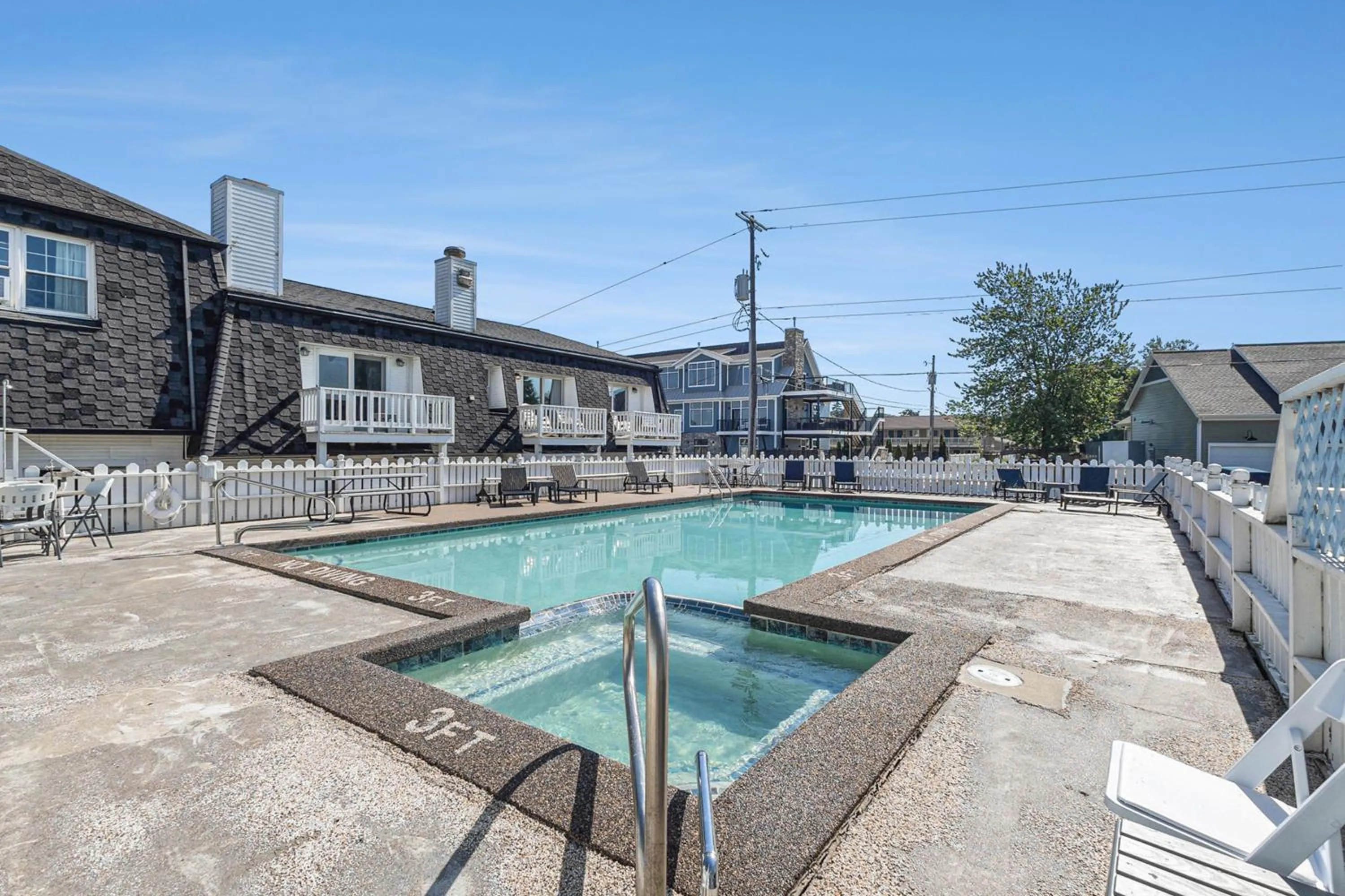 Swimming pool in Snyders Shoreline Inn