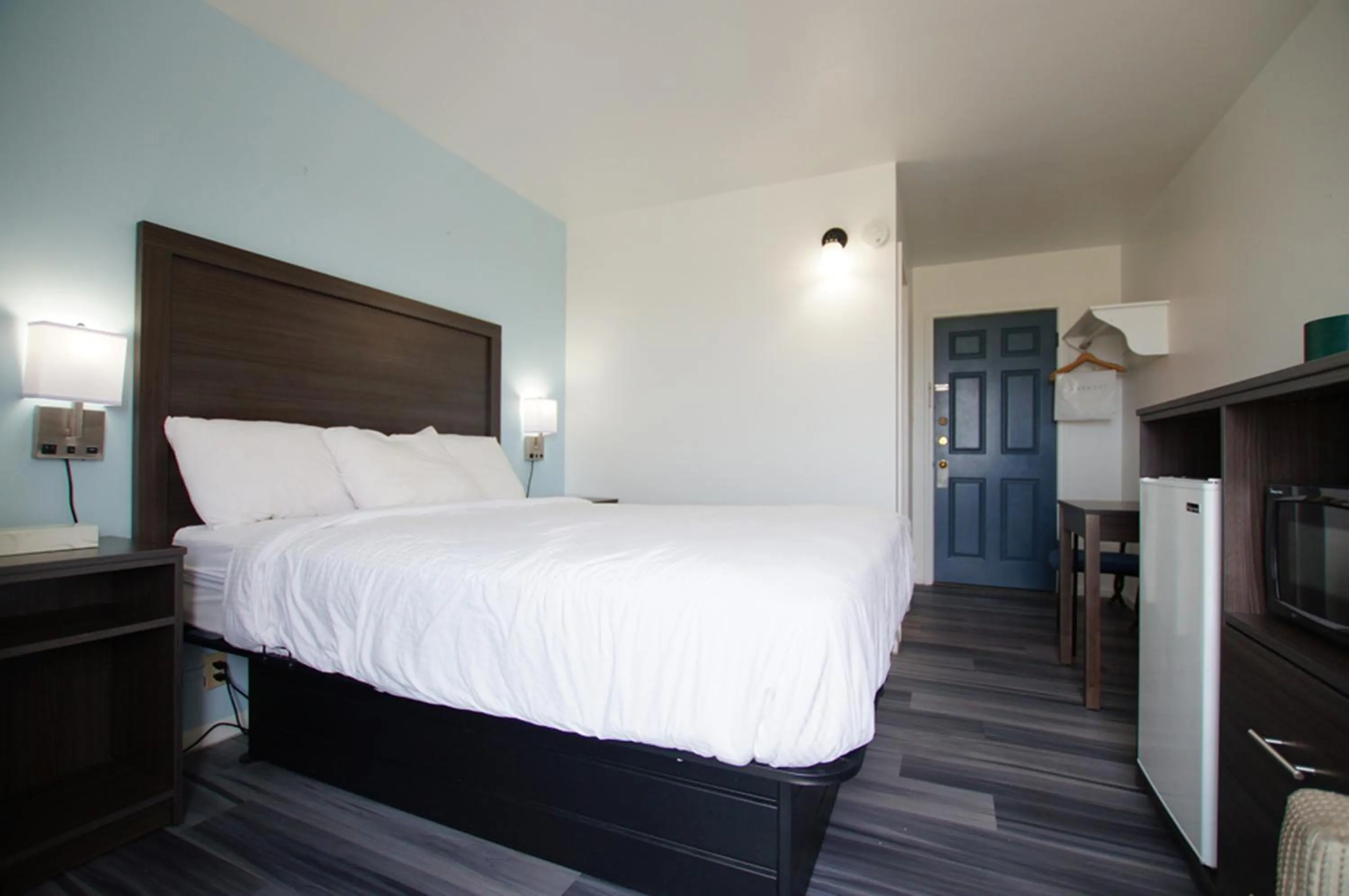 Bed in Snyders Shoreline Inn