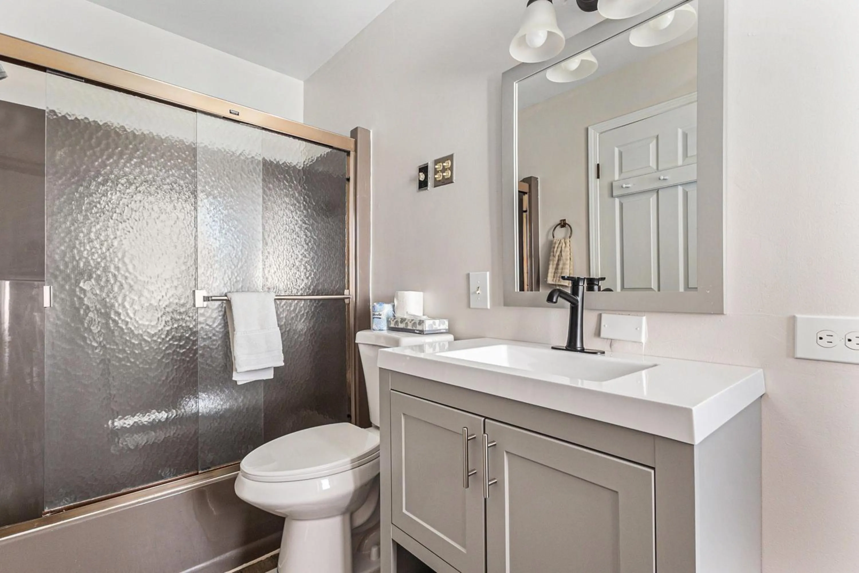 Snyders Shoreline Inn