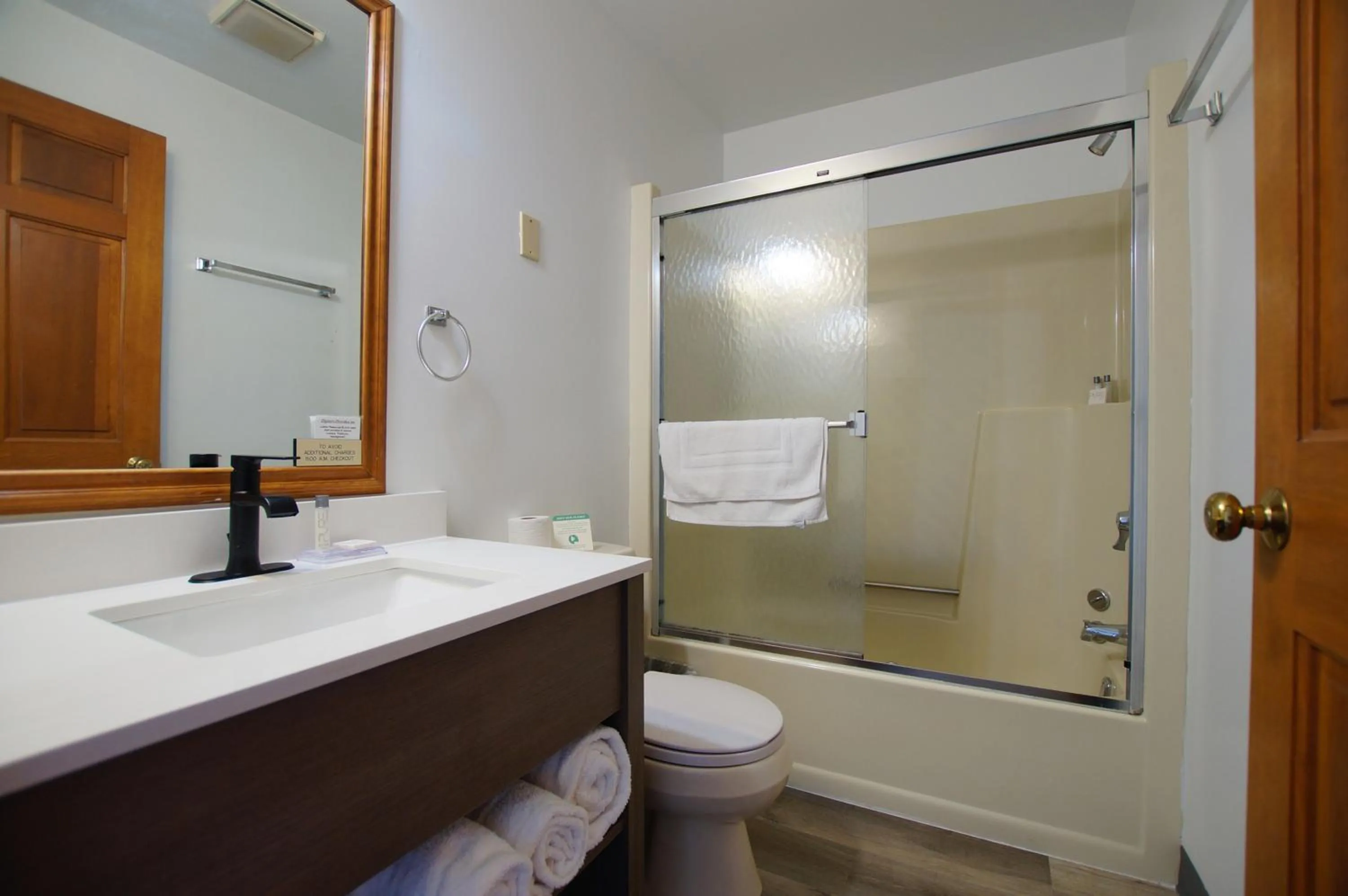 Bathroom in Snyders Shoreline Inn