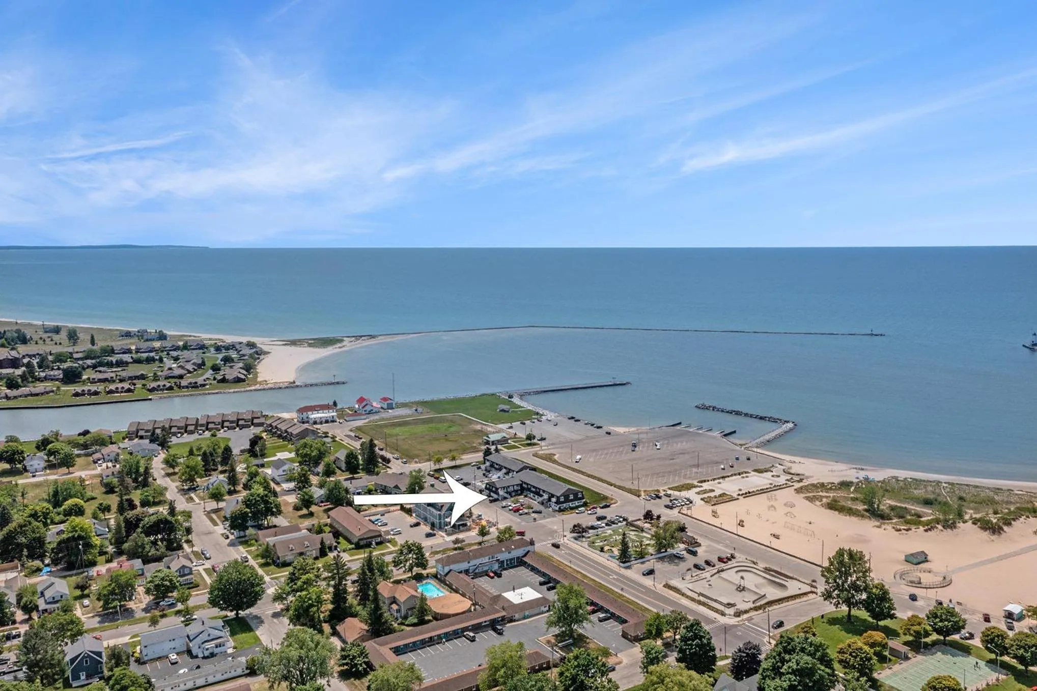 Property building in Snyders Shoreline Inn