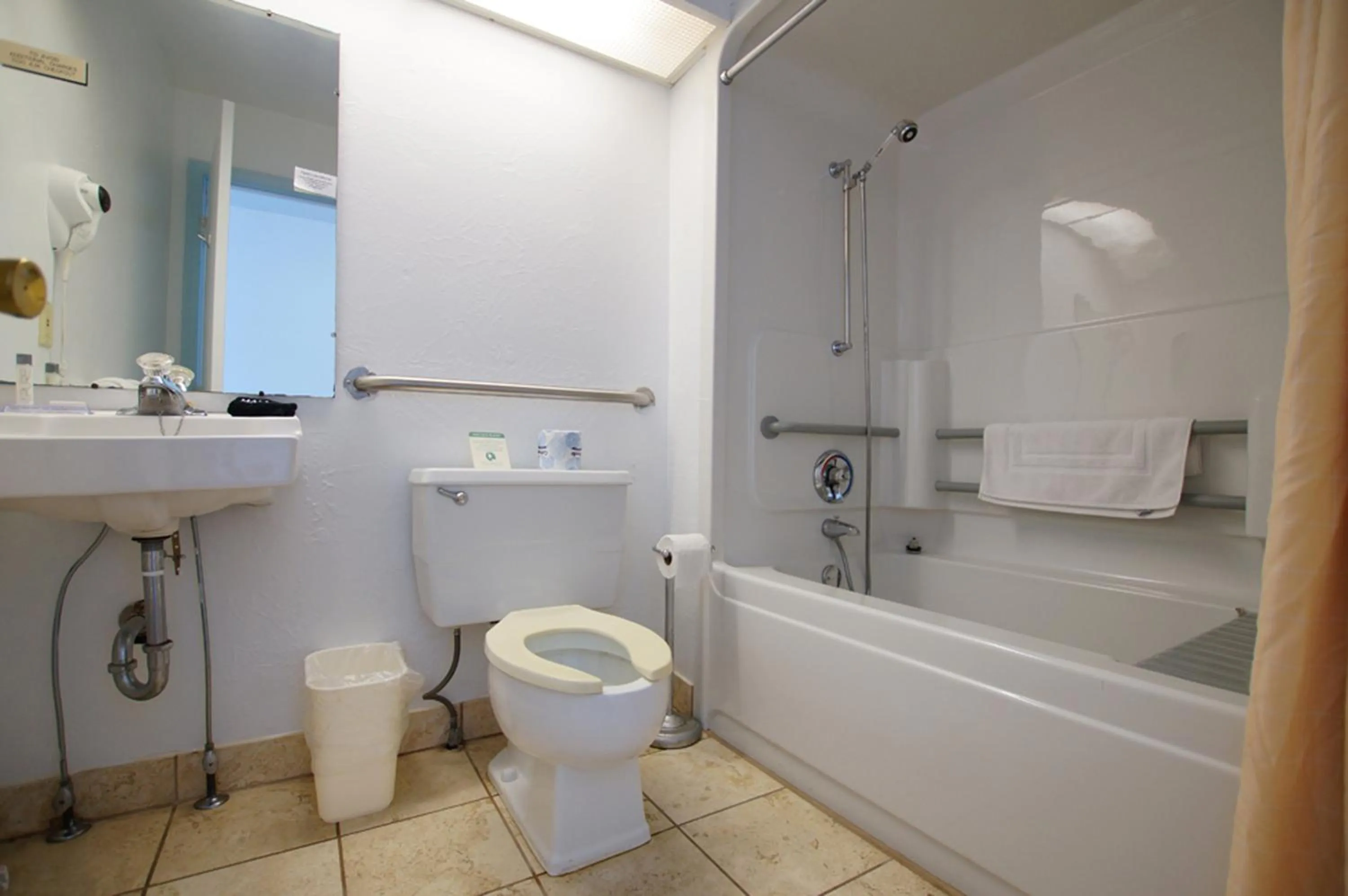 Bathroom in Snyders Shoreline Inn