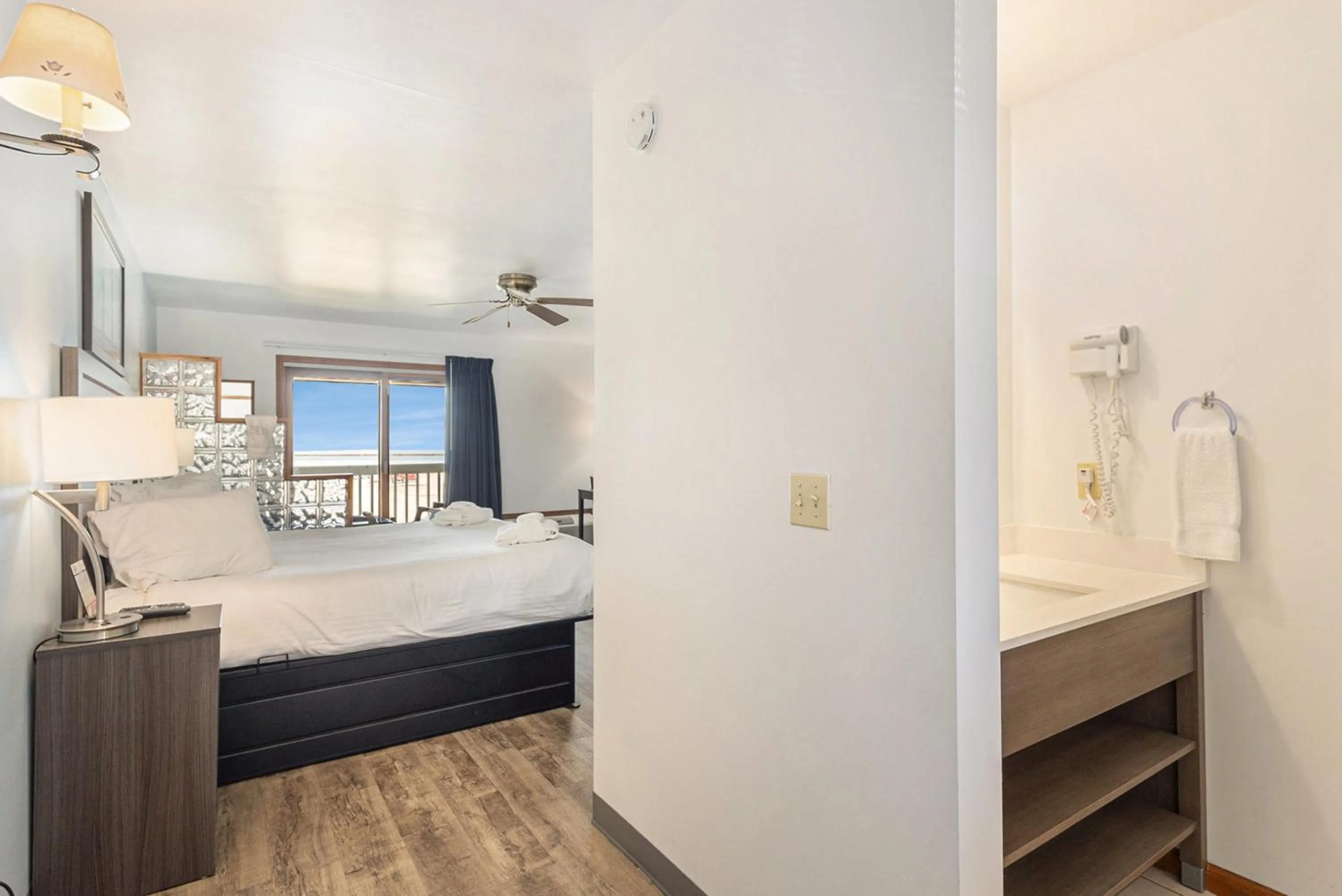 Bed in Snyders Shoreline Inn