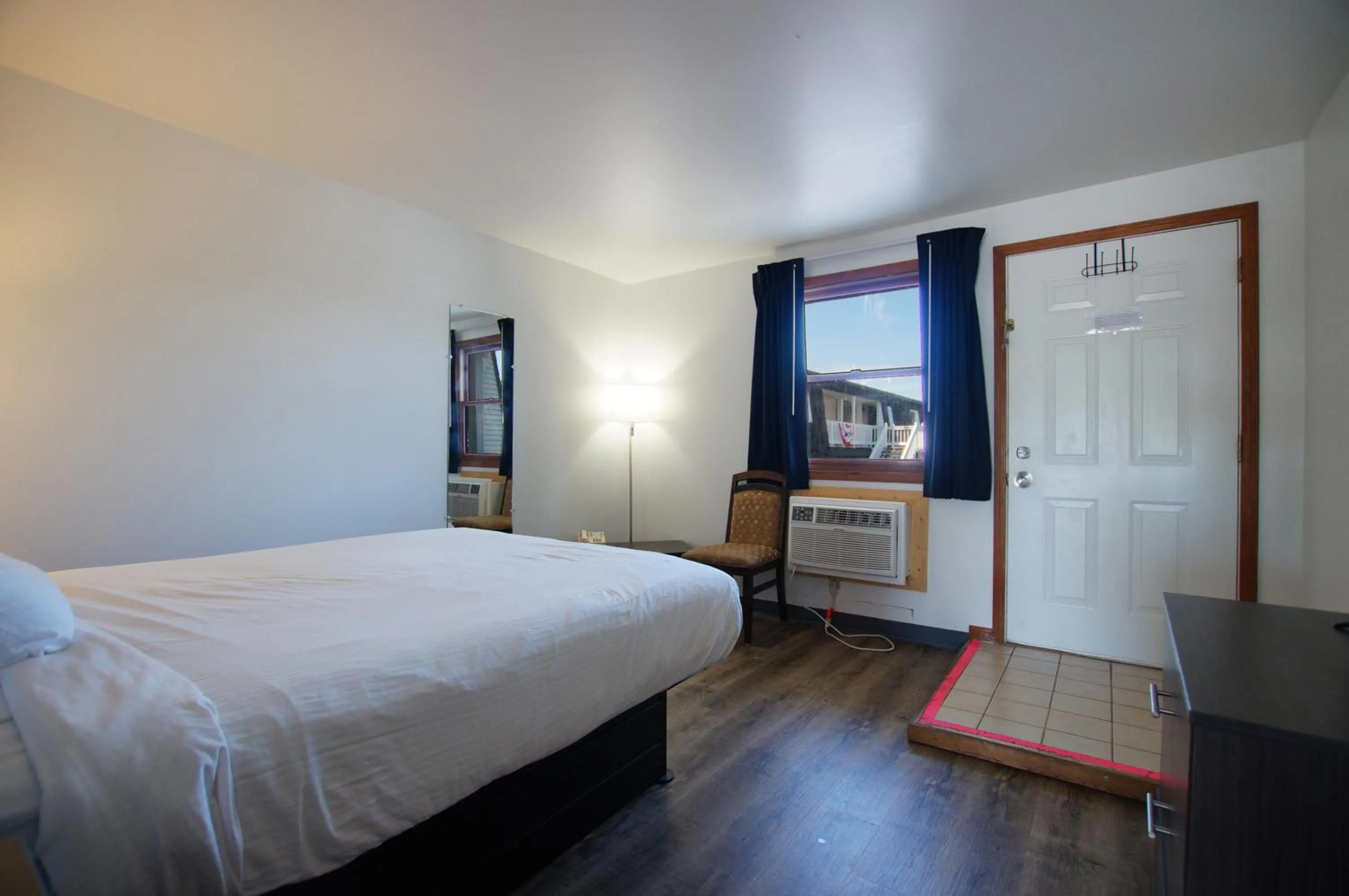 Bed in Snyders Shoreline Inn