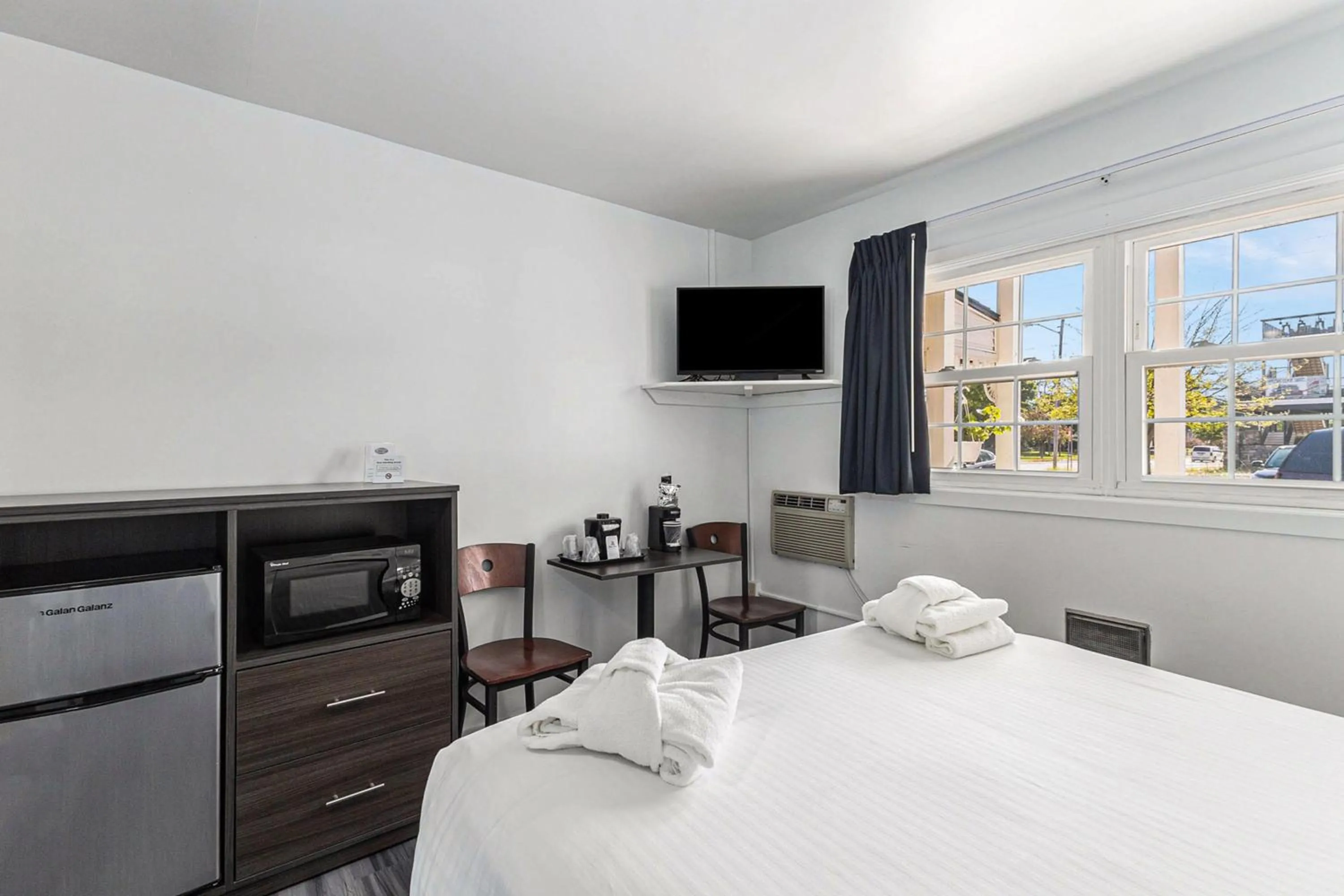 Bed in Snyders Shoreline Inn