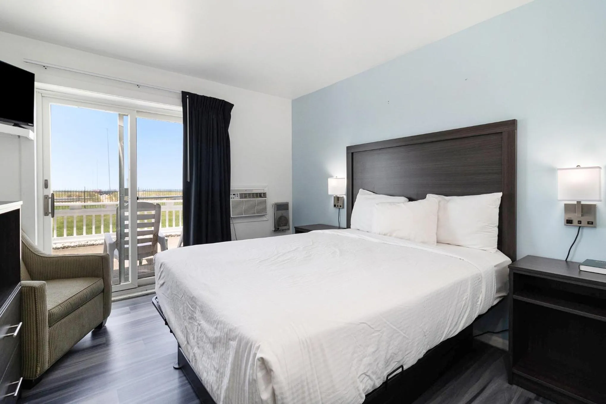 Bed in Snyders Shoreline Inn