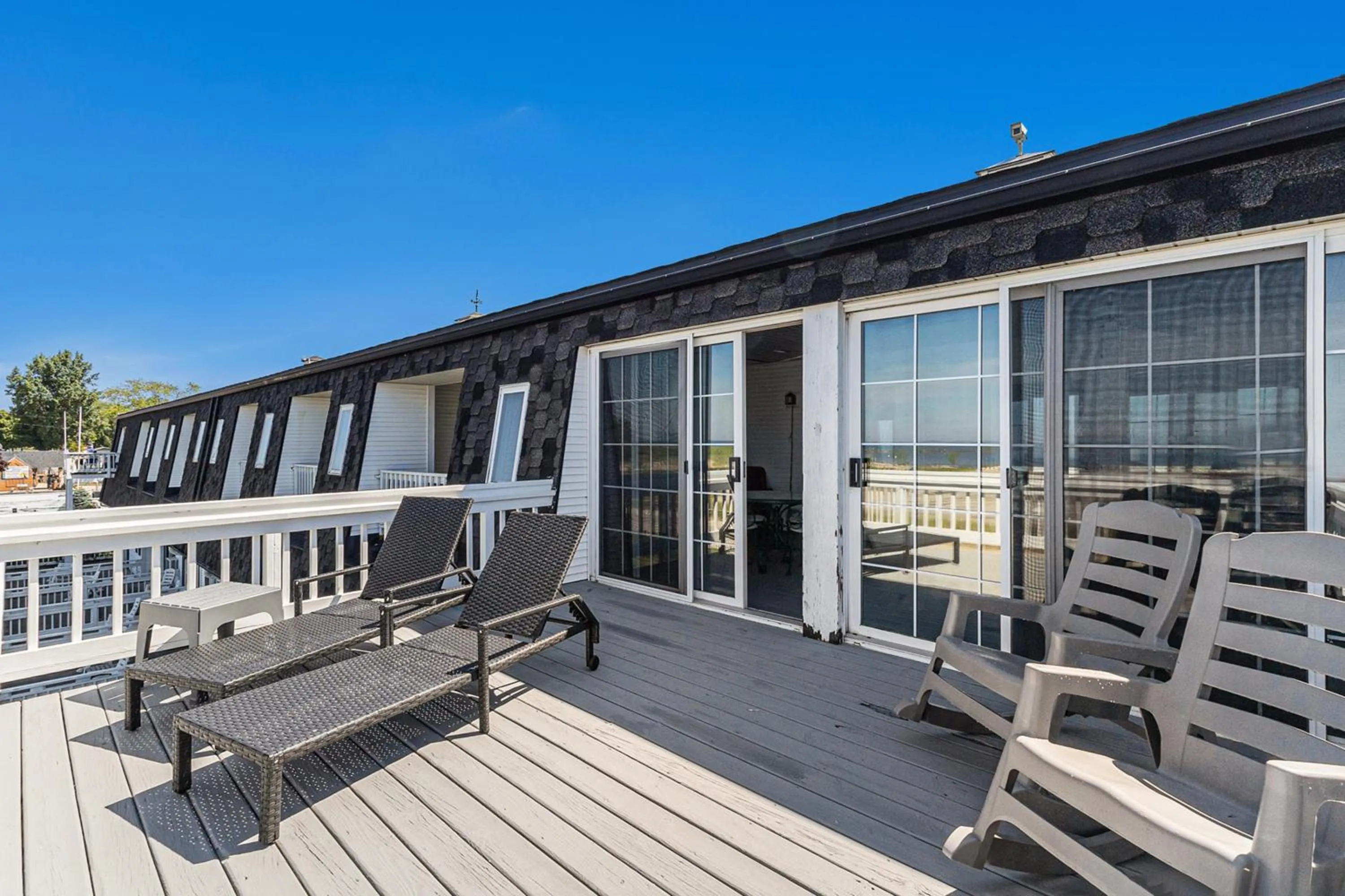 Snyders Shoreline Inn