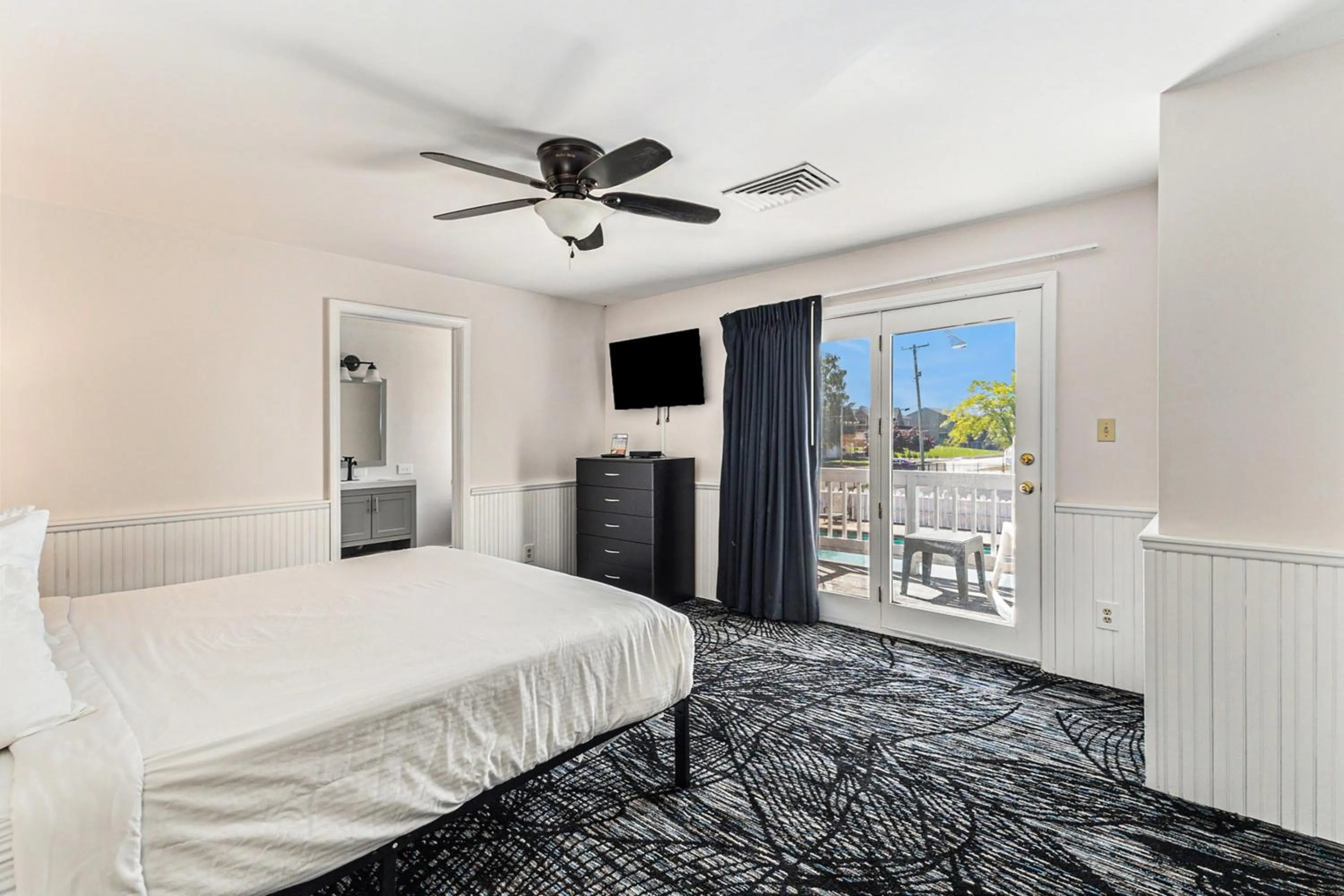 Bedroom in Snyders Shoreline Inn