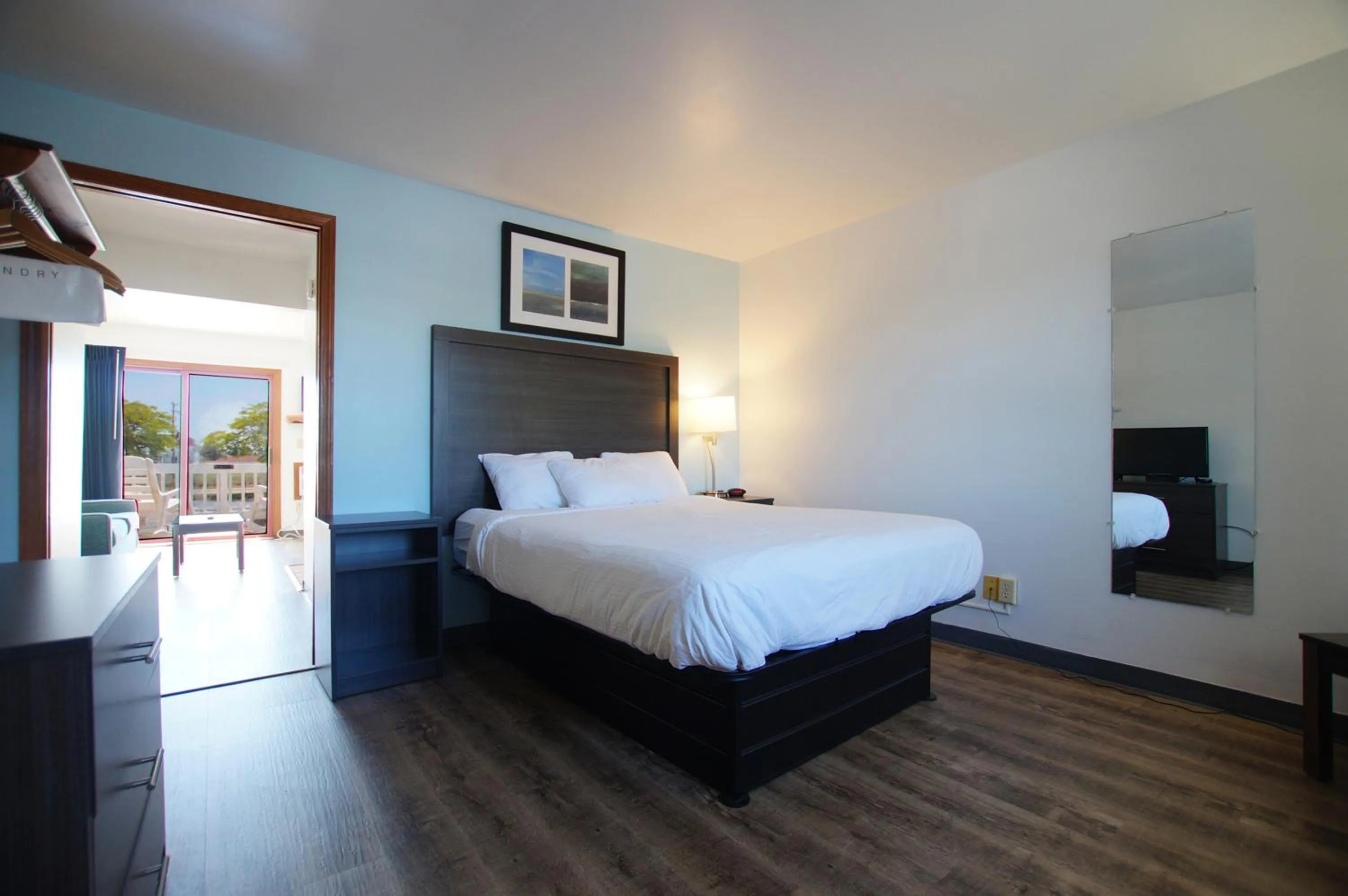 Bed in Snyders Shoreline Inn