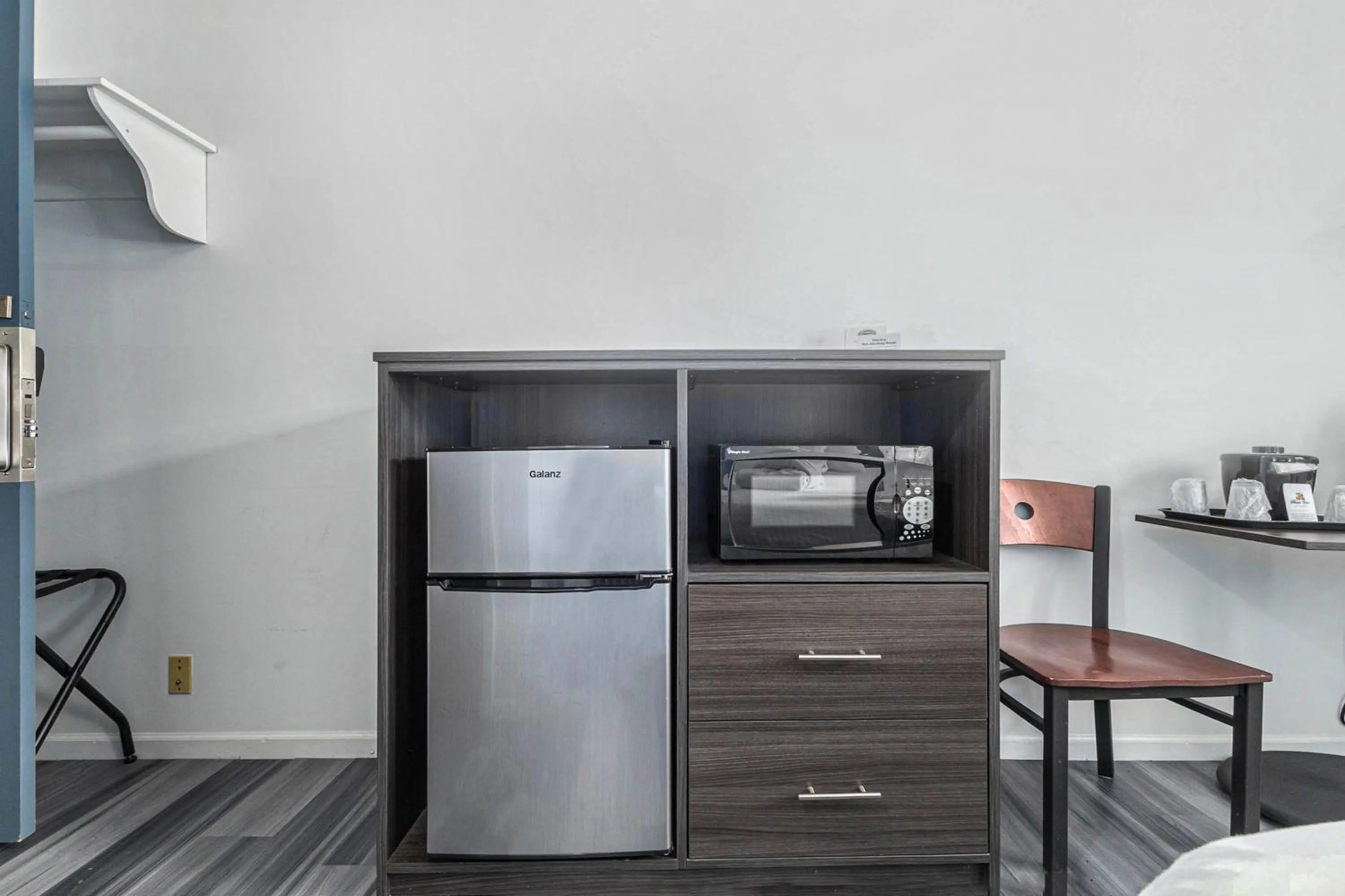 microwave in Snyders Shoreline Inn