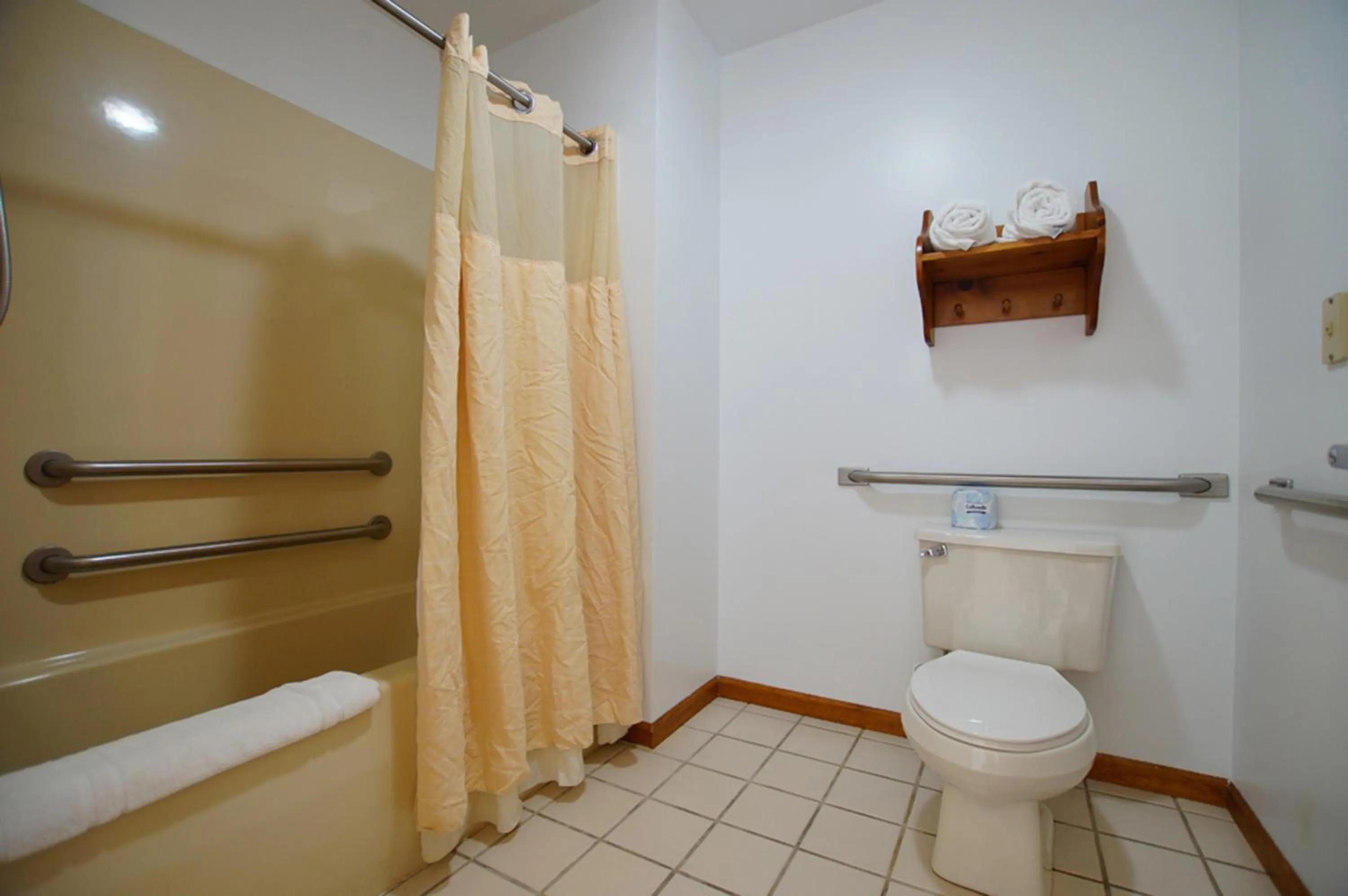 Bathroom in Snyders Shoreline Inn