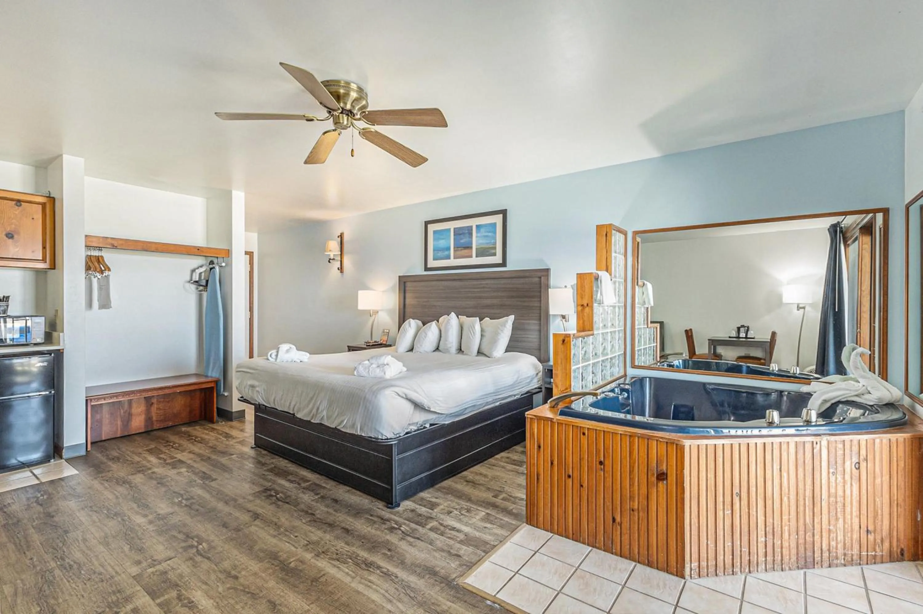 Bedroom in Snyders Shoreline Inn