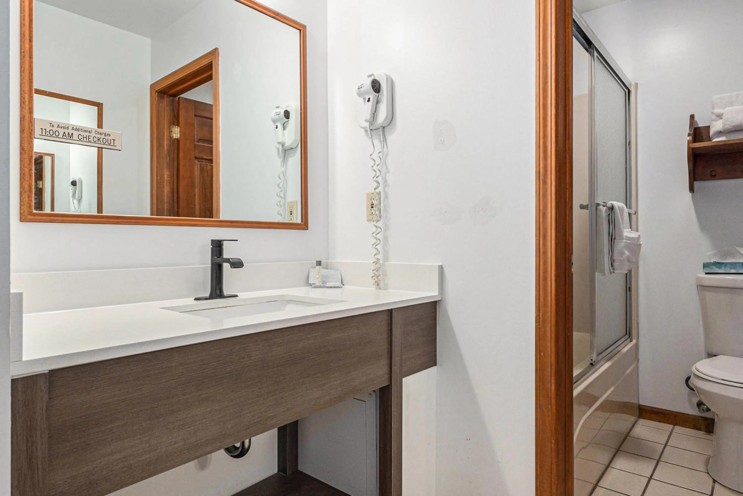 Bathroom in Snyders Shoreline Inn