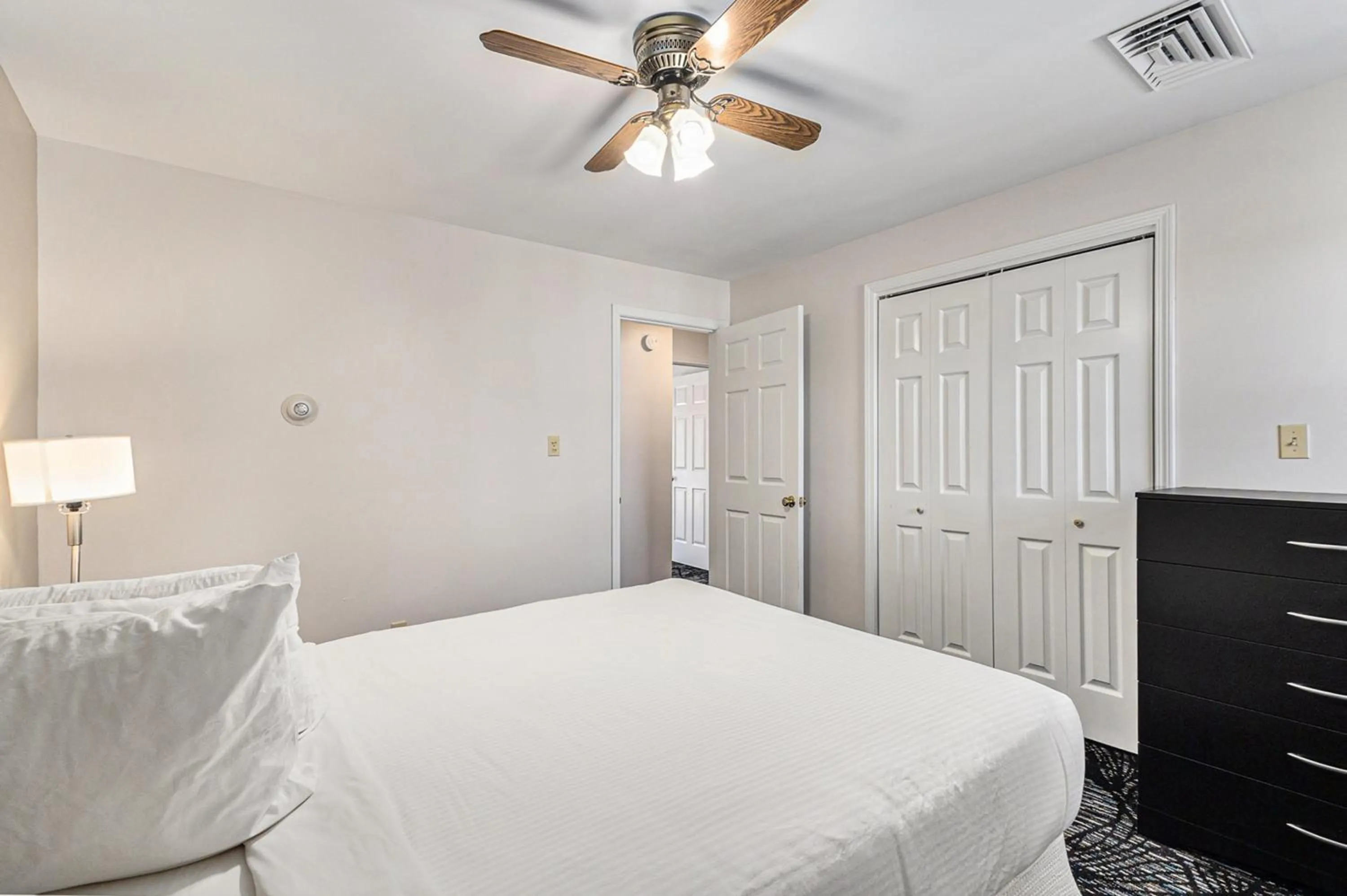 Snyders Shoreline Inn