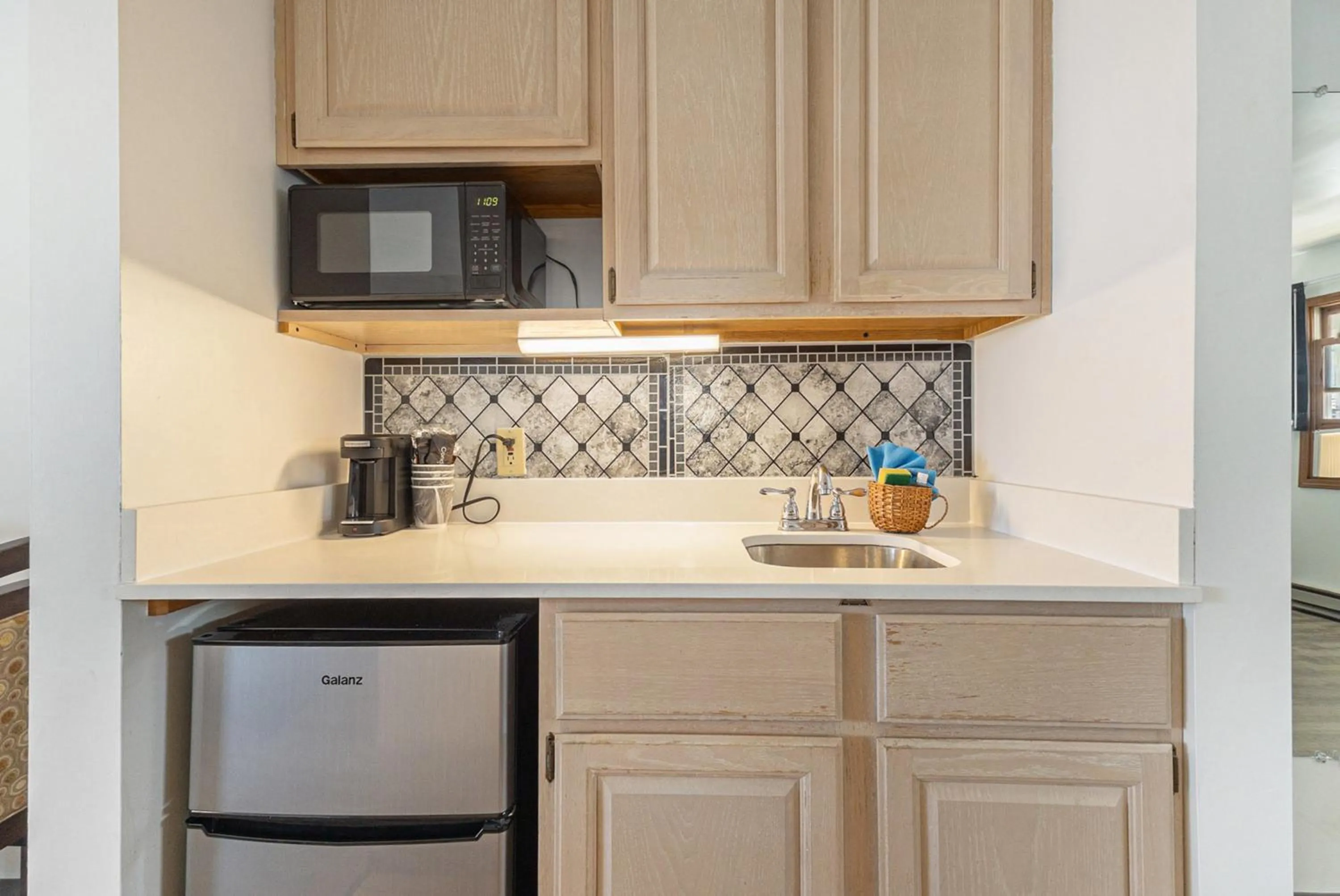 microwave in Snyders Shoreline Inn