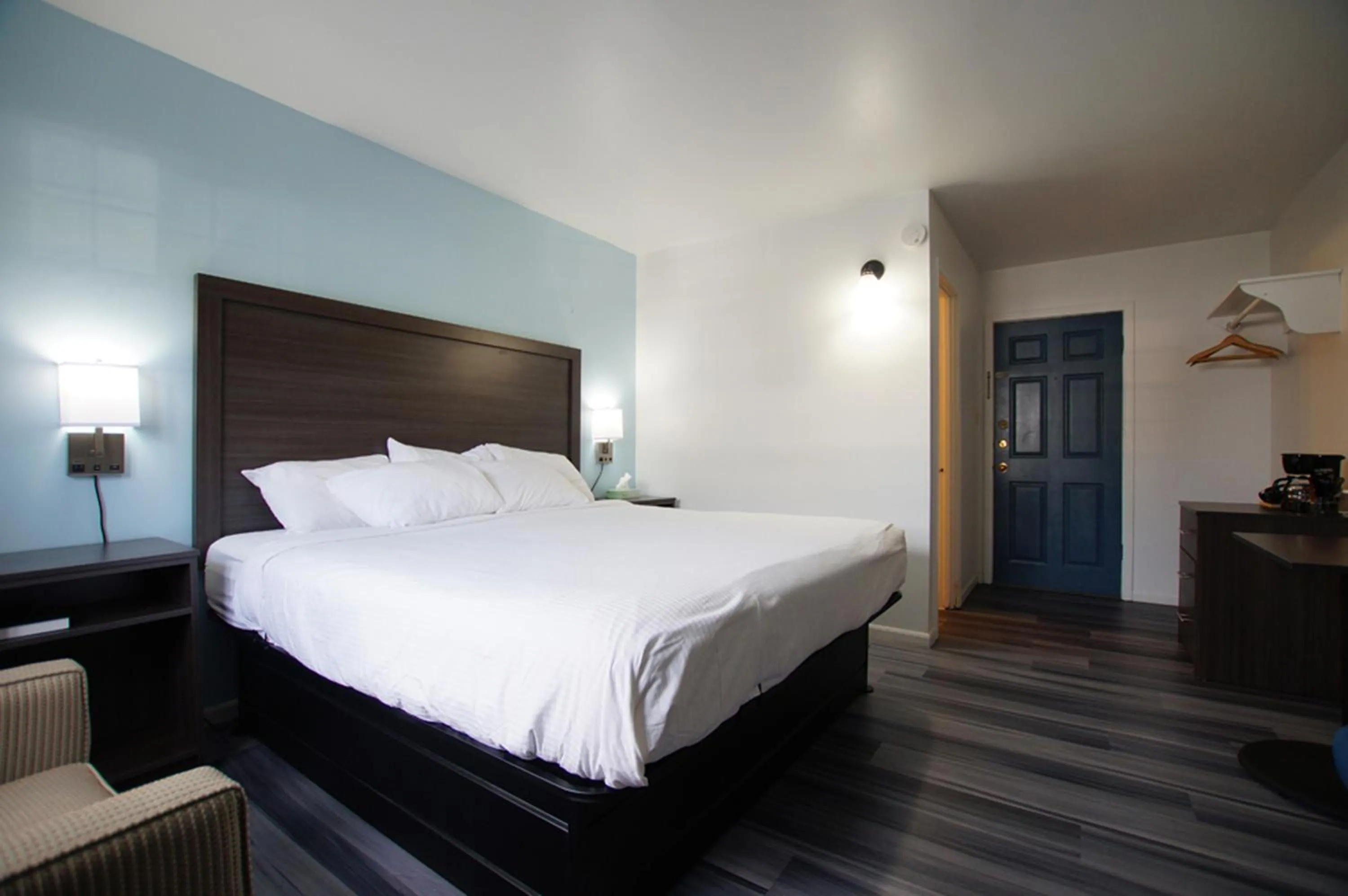 Bed in Snyders Shoreline Inn