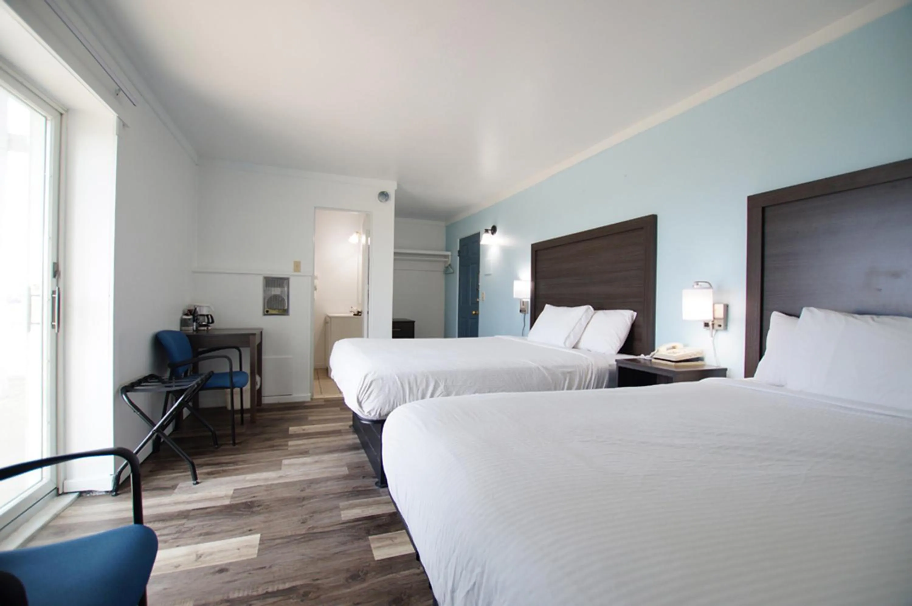 Bedroom in Snyders Shoreline Inn