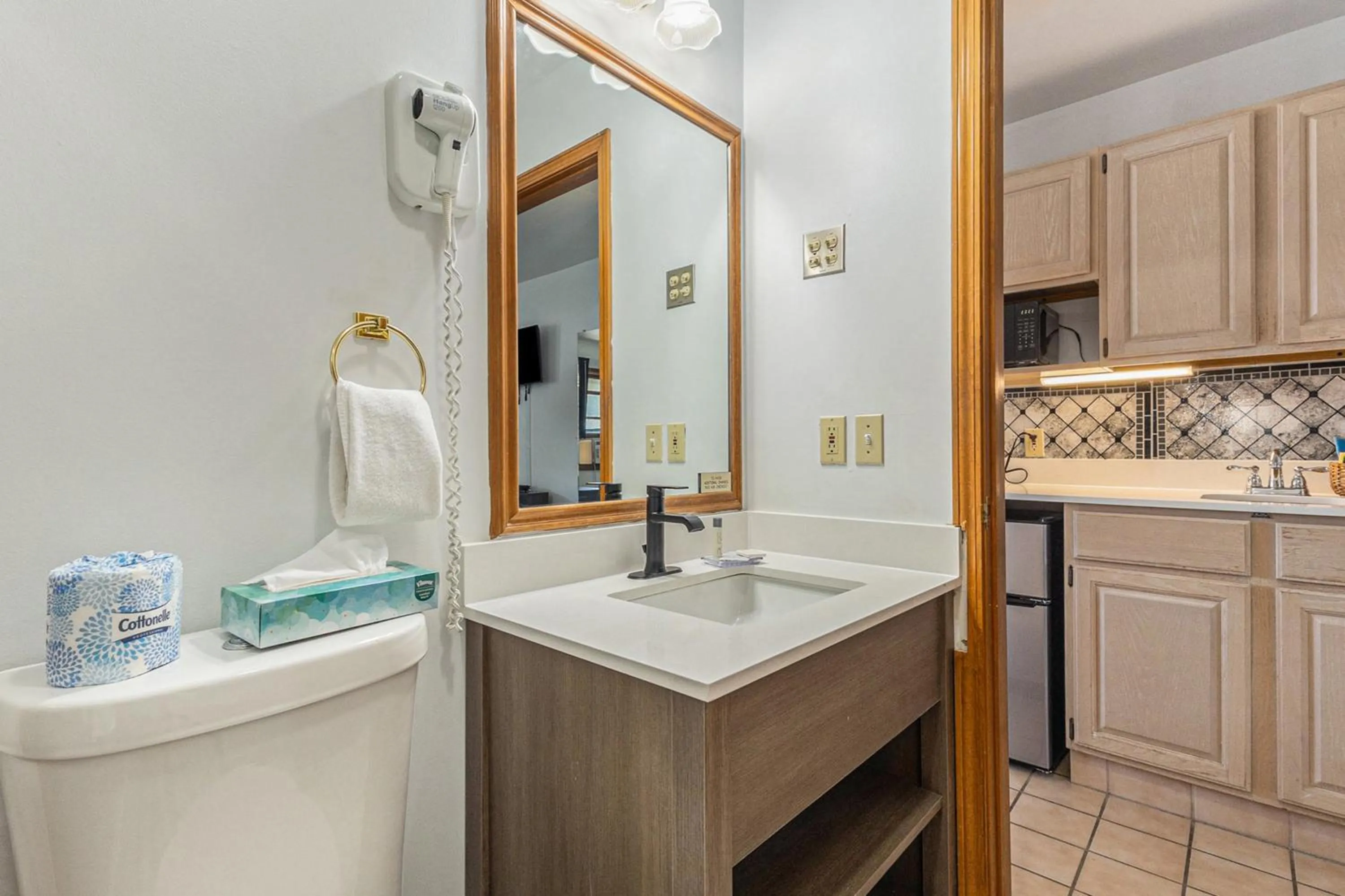 Bathroom in Snyders Shoreline Inn