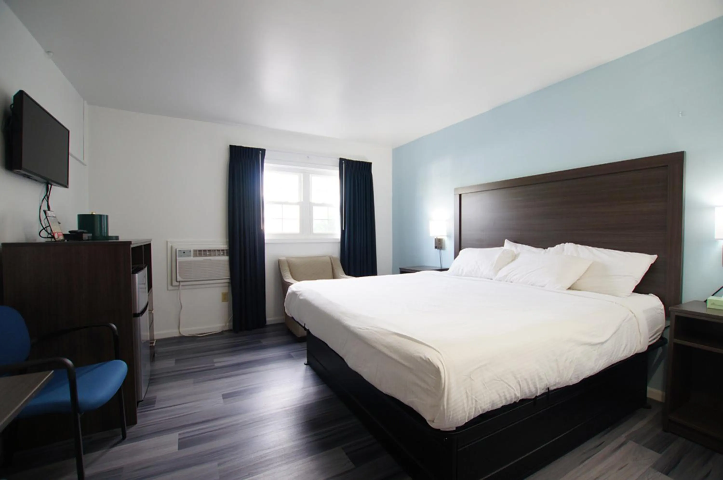 Bed in Snyders Shoreline Inn